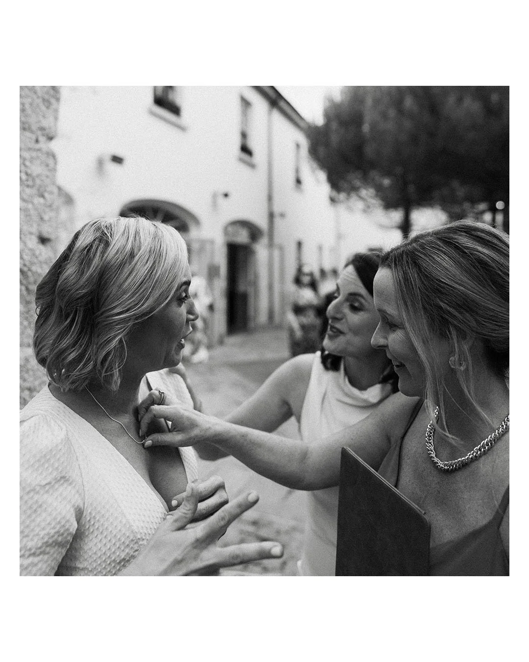 Bride &amp; Groom's interactions with guests 🩶

Venue: @tulfarrishotelandgolfresort
Makeup artist @noeleenmua
Celebrant: @happyhumanist.ie
@walmia

#documentaryweddingphotography #candidweddingphotographer #irishweddings #gettingmarried2026 #getting