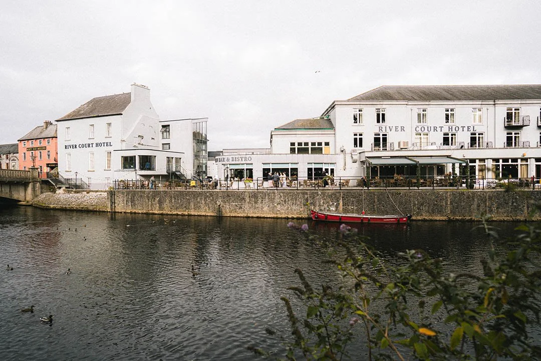 Steven and Julie got married! 🤵&zwj;♂️👰🏻&zwj;♀️ Amazing October's wedding at @kilkennyrivercourt 

#documentaryweddingphotography #candidweddingphotographer #irishweddings #gettingmarried2026 #gettingmarried2025 #irelandweddings #weddingphotograph