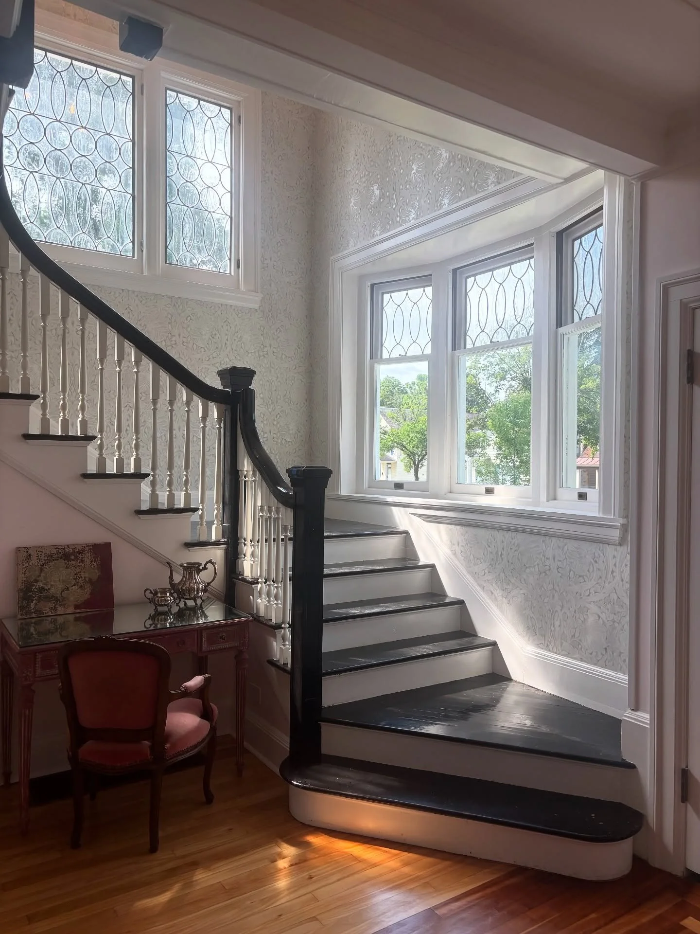 Gorgeous stairs, stunning mirrors&mdash;everyone&rsquo;s obsessed the second they walk in 😍🪞✨ It&rsquo;s giving wow from the first step!

#EntrywayGoals #MirrorMagic #StaircaseStyle #ObsessedWithThis #DesignThatWows #StatementStairs #InteriorInspo 