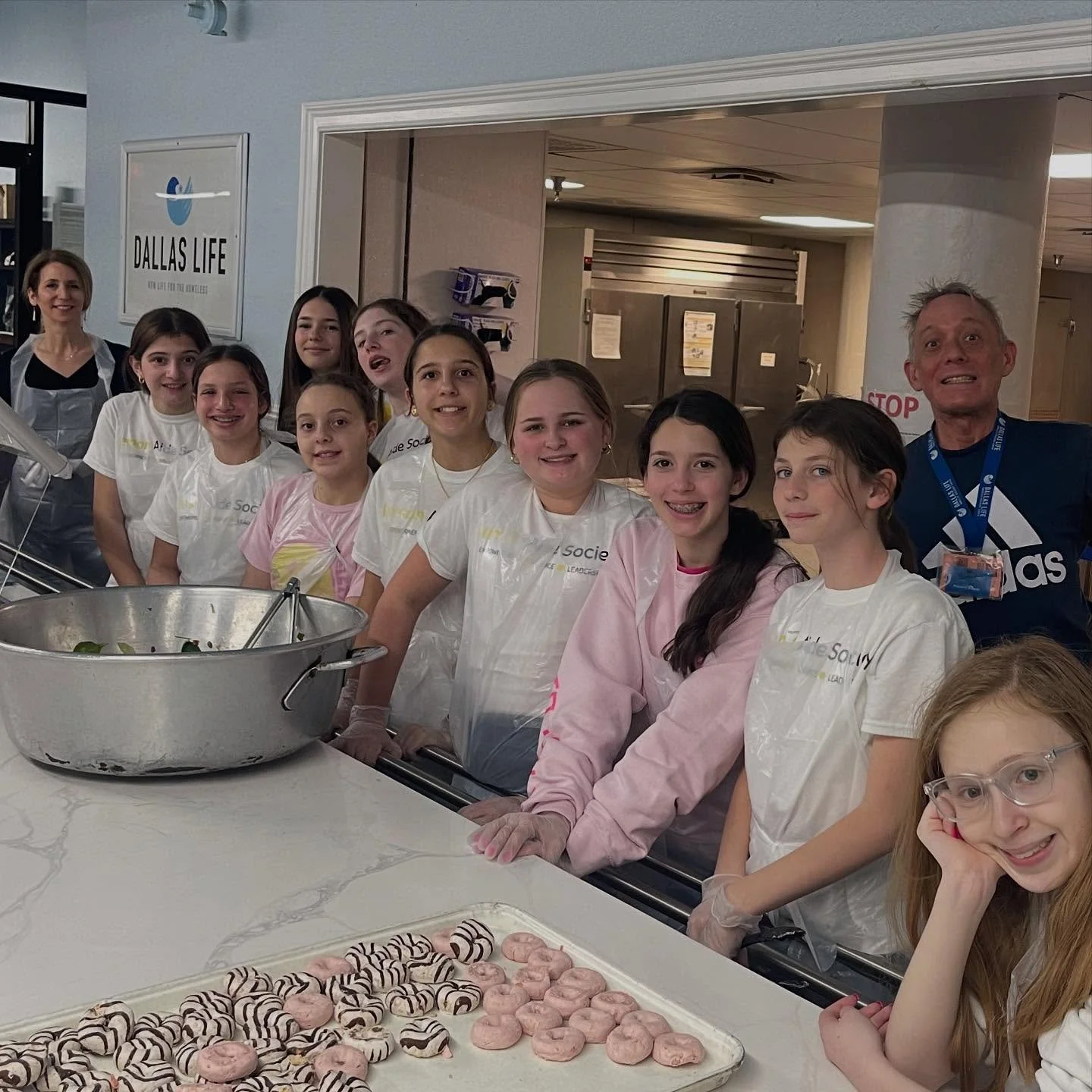 We learn to be leaders by creating and participating in experiences that open our eyes to the world around us. Thank you @dallaslifeshelter for allowing us to serve and for sharing your story and how your program works with us.