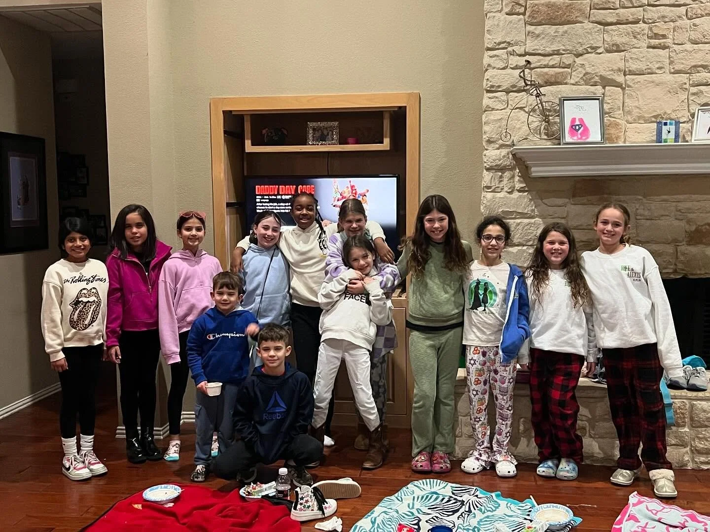 Learning to plan an event was fun for this 4th grade Lemon Aide group.  The Project Leaders planned a night of pizza, an ice cream bar and a funny movie to raise money for @texascityhouse and invited friends and family to join in the fun!