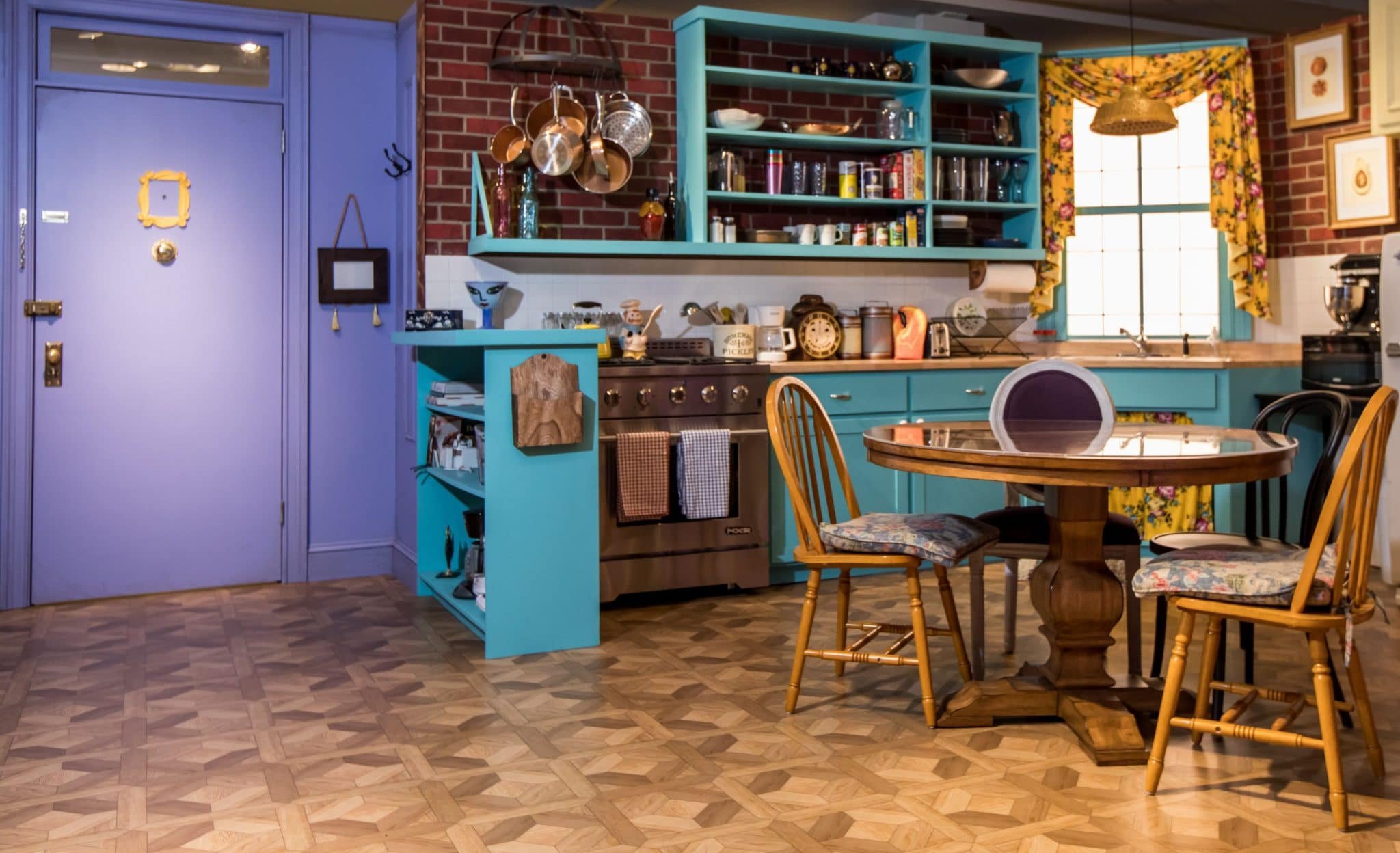 Monica-and-Rachels-Kitchen-at-The-FRIENDS-Experience.-Photo-credit-Superfly-X-scaled.jpg