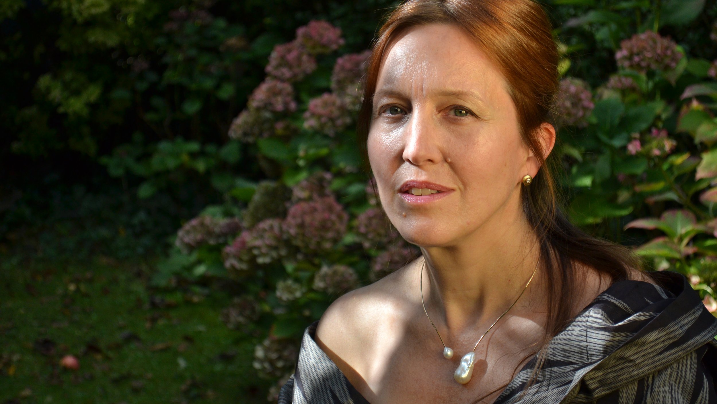 Aphrodite collar in 9ct hammered gold with a giant baroque pearl and a small baroque pearl, worn with Salacia earrings