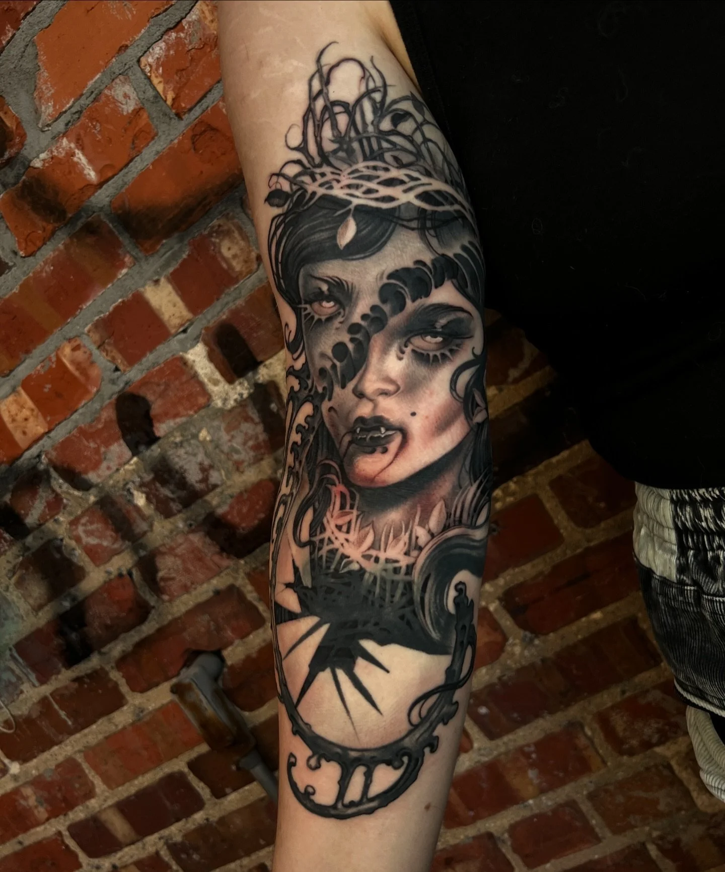 Fresh finishing touches on this vampire girl 🧛🏻&zwj;♀️ by @luigibc 
.
.
#vampiretattoo #fantasytattoo #blackwork