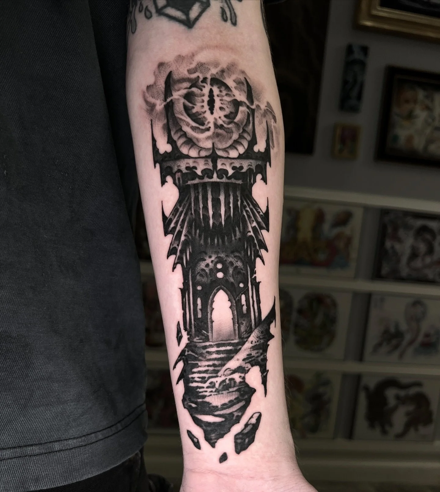 Eye of Sauron 👁️ 🔥 by @luigibc 
.
.
.
#fantasytattoo #blackwork #blacktattoo #horrortattoo #lotrtattoo #saurontattoo