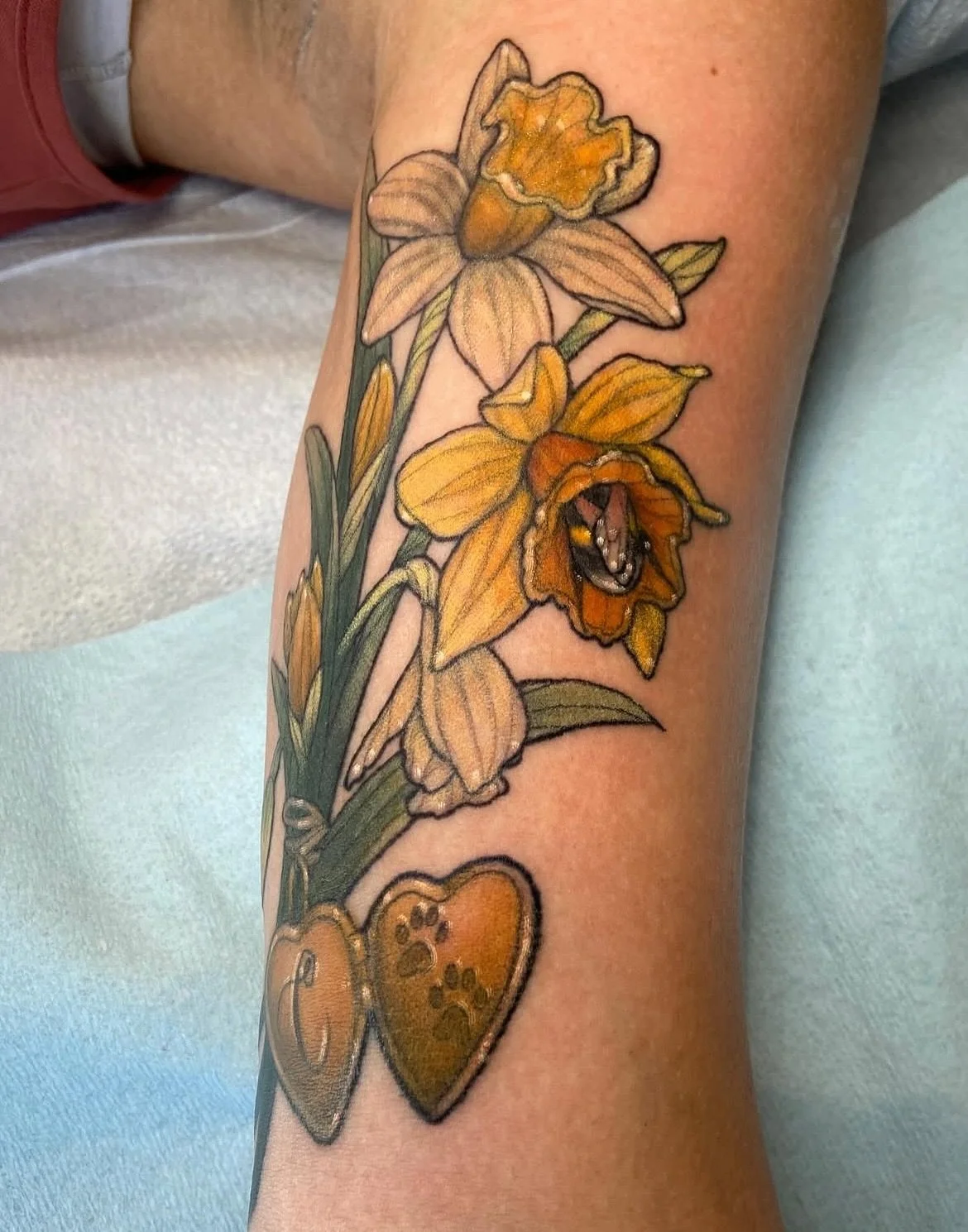 Bees and beautiful flowers 💐 by @dawncarrtattoos - her books reopen in December, if you&rsquo;d like to be on her mailing list feel free to reach out :)
.
.
#flowertattoos #floraltattoos #beetattoo #colortattoo #neotradtattoo #neotraditionaltattoo #