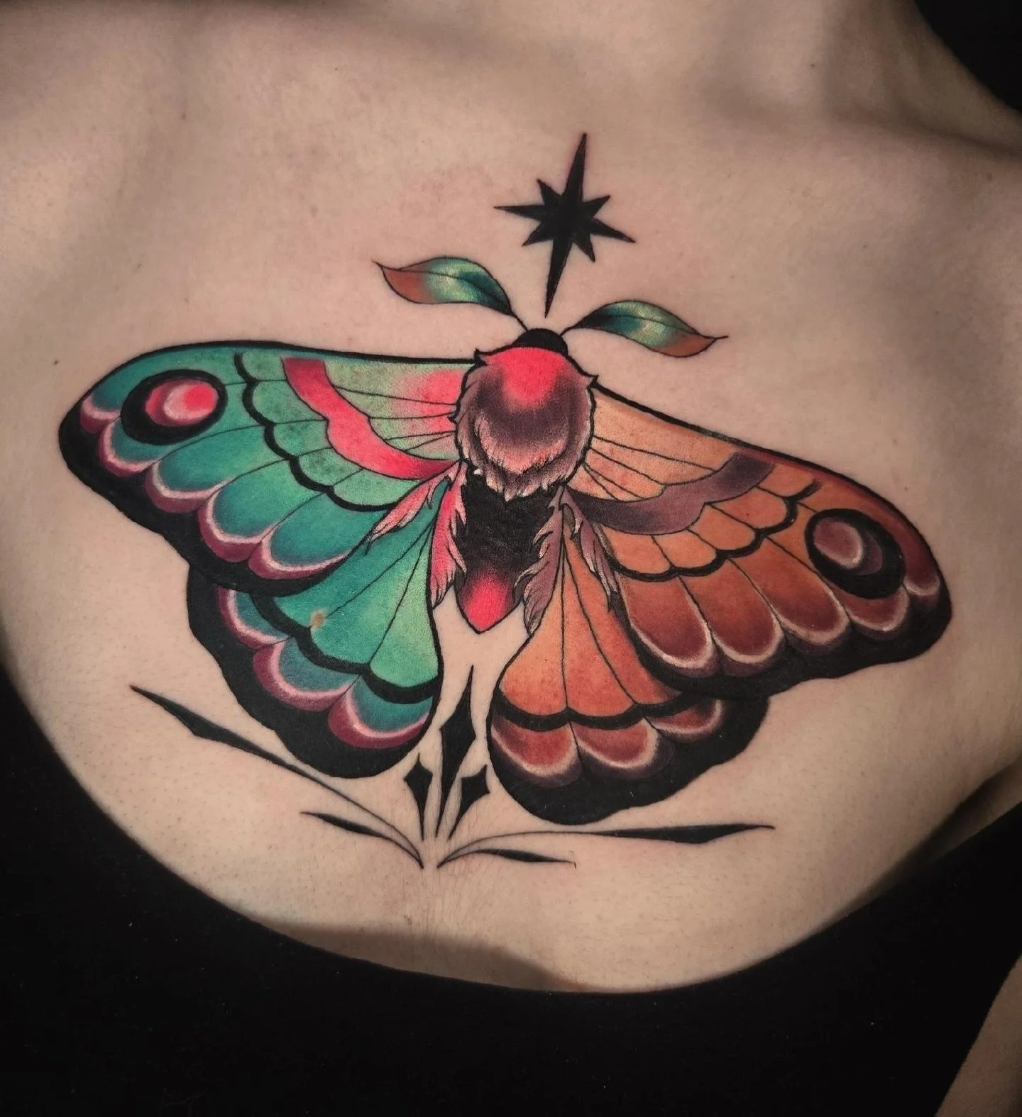Two toned moth 🦋 chest piece by @skyla.bel 
.
.
#neotraditionaltattoo #neotradtattoo #neotraditional #mothtattoo #prettytattoo #chesttattoo