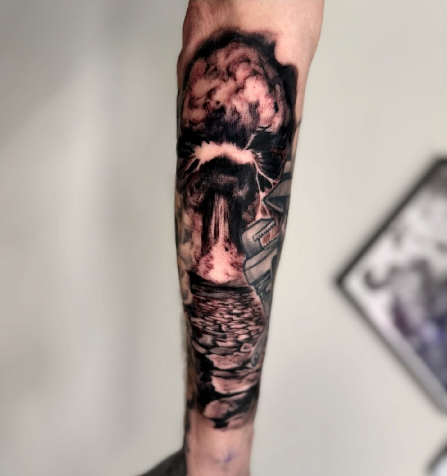 Boom 💥 mushroom cloud gap filler by @dylansmith_ink 
.
.
#blacktattooart #blackwork #blacktattoo #blackandgrey #realismtattoo