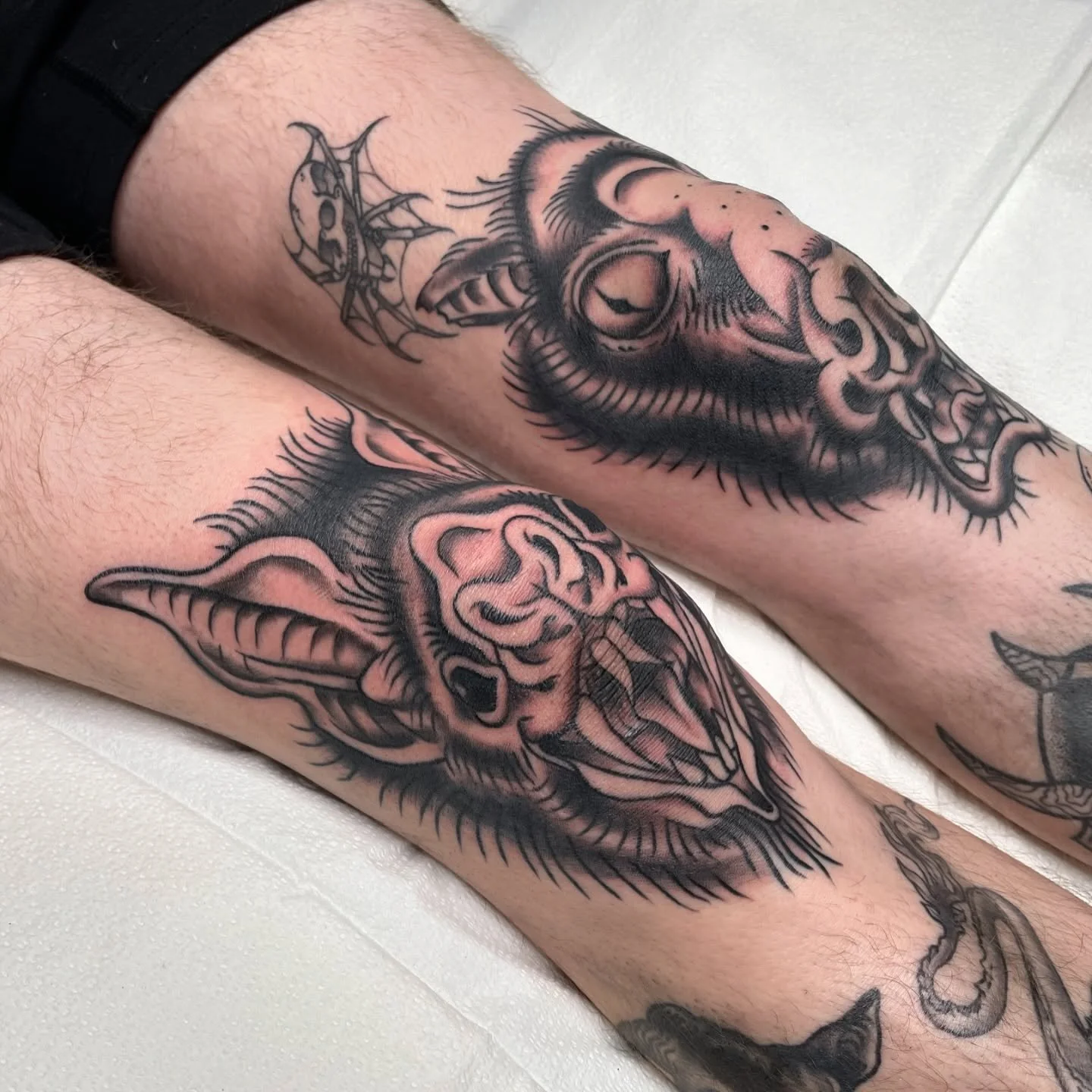 Double bat knees 🦇 by @sensualbeasts.tattoo