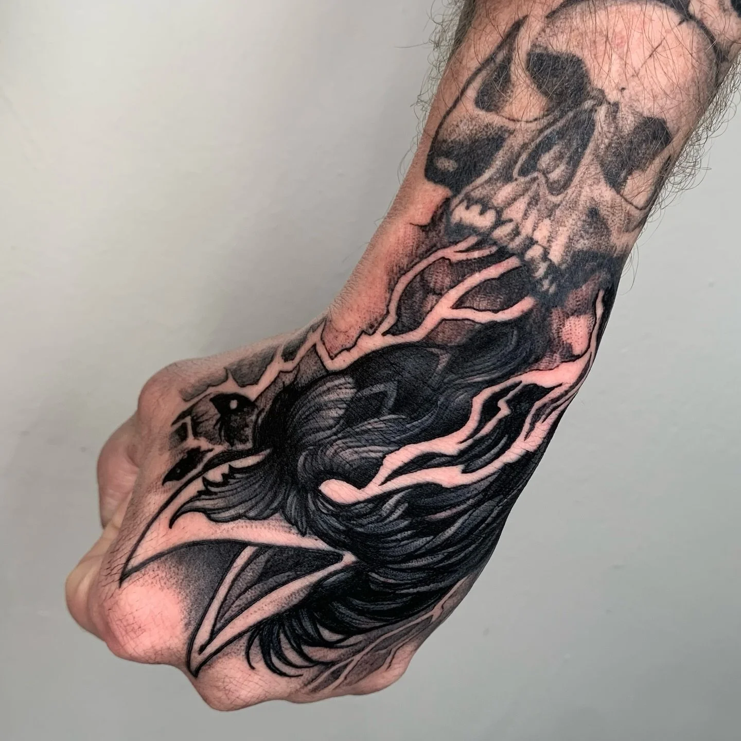 Raven on the hand 🐦&zwj;⬛ by @dylansmith_ink 
.
.
#blacktattoo #blackwork #crowtattoo #raventattoo