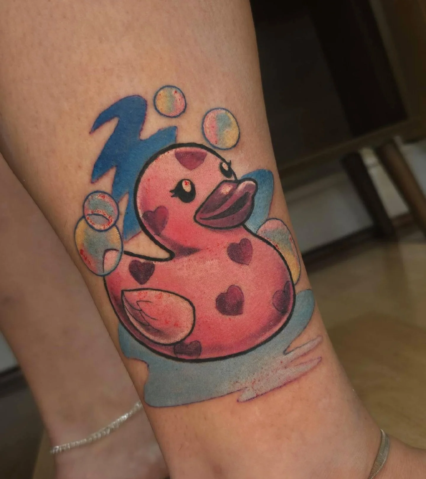 Cute rubber ducky 🥰 by @skyla.bel 
.
.
#colortattoo #neotradtattoo #neotraditionaltattoo