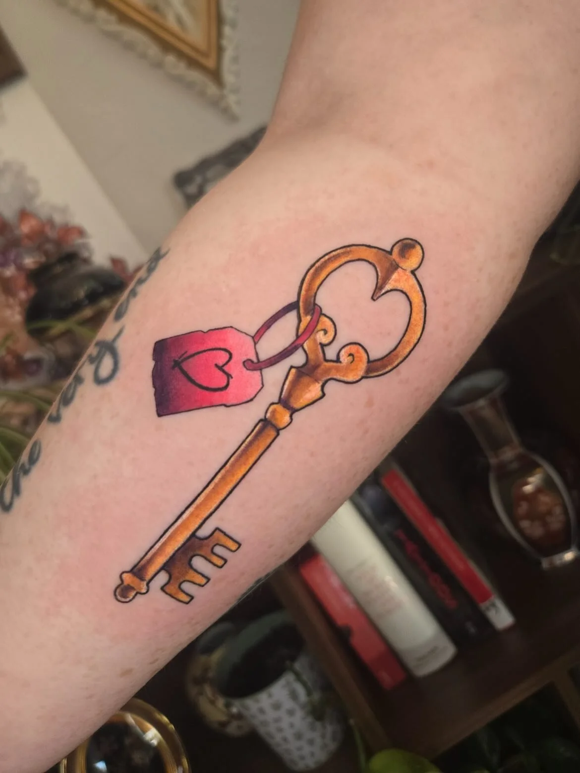 Little gems✨ by @skyla.bel 
.
.
.
#richmond #richmondtattoo #neotraditionaltattoo #colortattoo