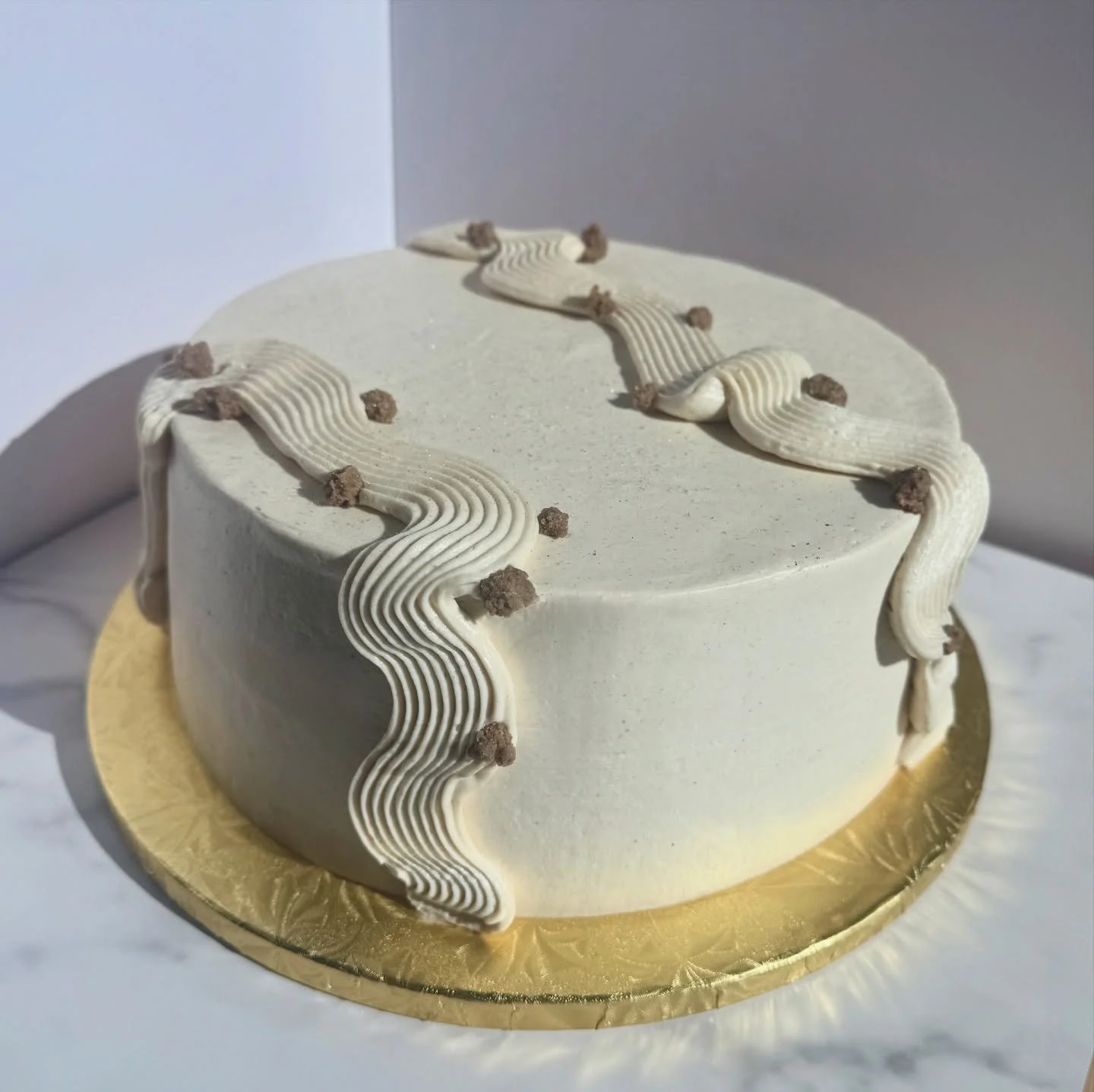 A custom Injeolmi Black Sesame Cake prepared for a grandmother&rsquo;s celebration. 🖤💛

Injeolmi Whipped Ganache
Black Sesame Cr&eacute;meux
Castella Cake
Brown Rice Crumbles 

Custom cake orders welcome! DM for details ✨