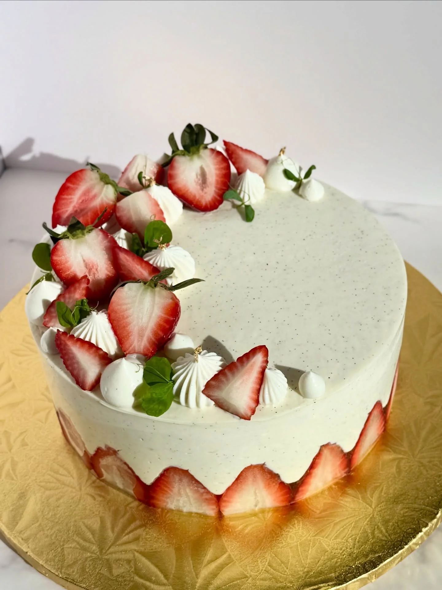 Last weekend&rsquo;s custom Fraisier made for a family celebration 🎉

Vanilla Whipped Ganache
Strawberry Confit
Vanilla Chantilly
Fresh Strawberries

February cake orders are open! DM for details ✨