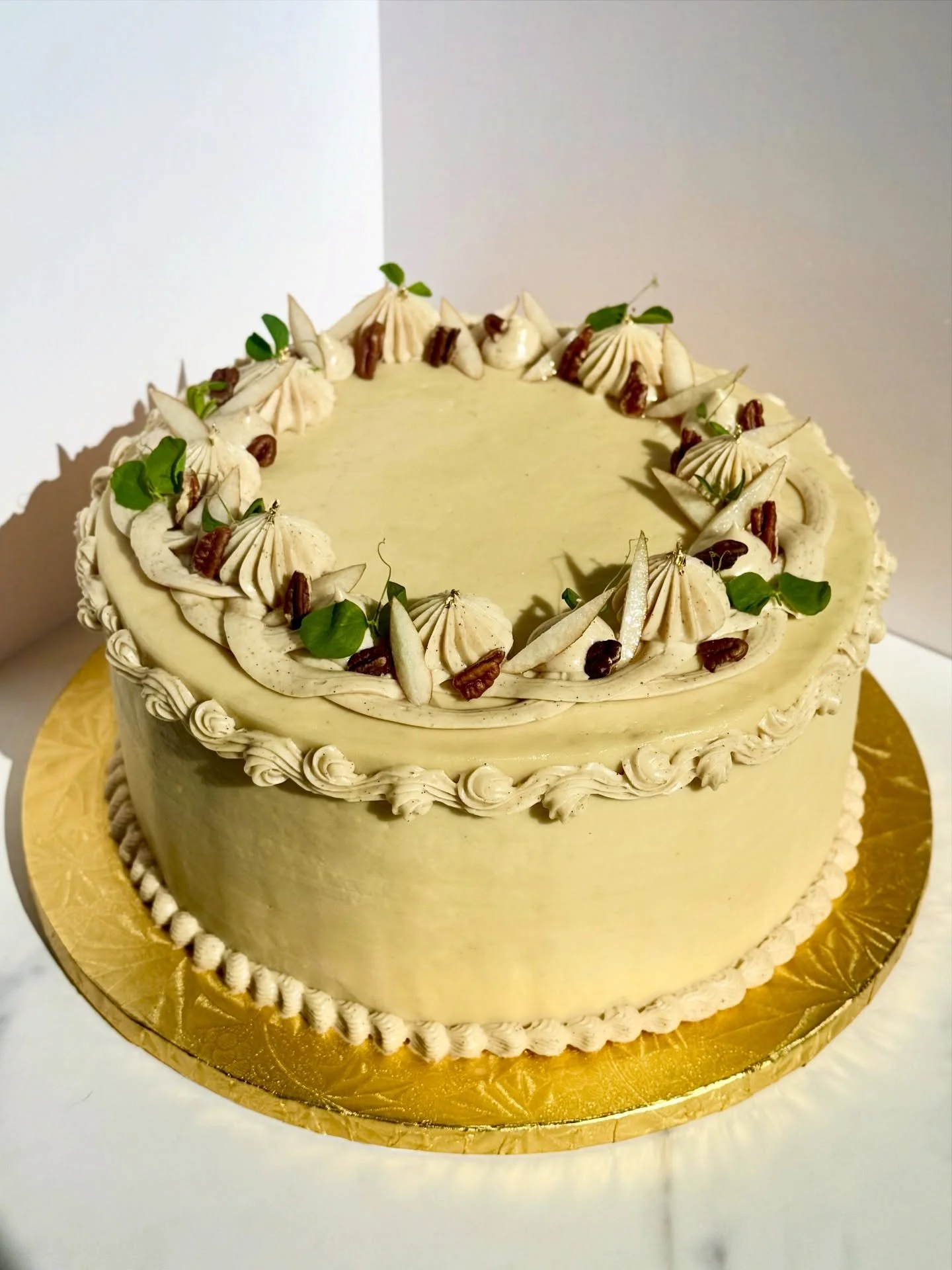 🌾🍐 A custom Bori and Bae (Roasted Barley and Korean Pear) custom cake for a special occasion, thoughtfully layered with:

Bori (Korean Roasted Barley Tea) Whipped Ganache 
Korean Pear Confit
Pecan Pralin&eacute;
Honey Castella Cake
Pecan Whipped Ga