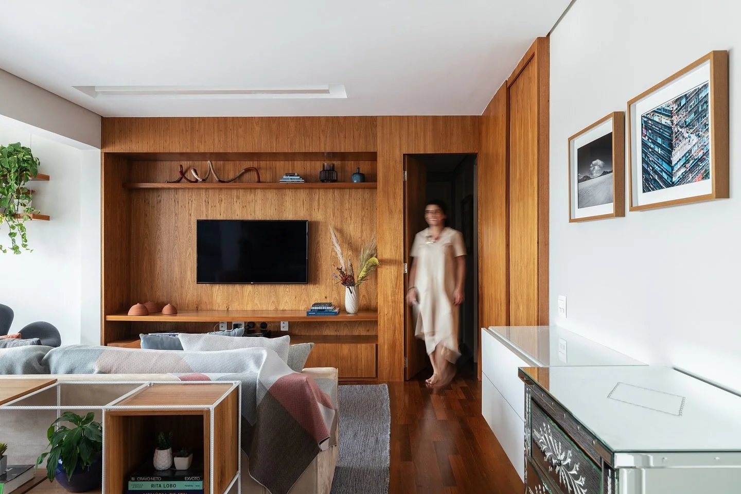 Projeto na Barra Funda pensado para valorizar a luz natural e criar uma sala integrada mais acolhedora. A marcenaria em madeira aquece o ambiente e contrasta com os tons neutros do mobili&aacute;rio, deixando o espa&ccedil;o confort&aacute;vel para r