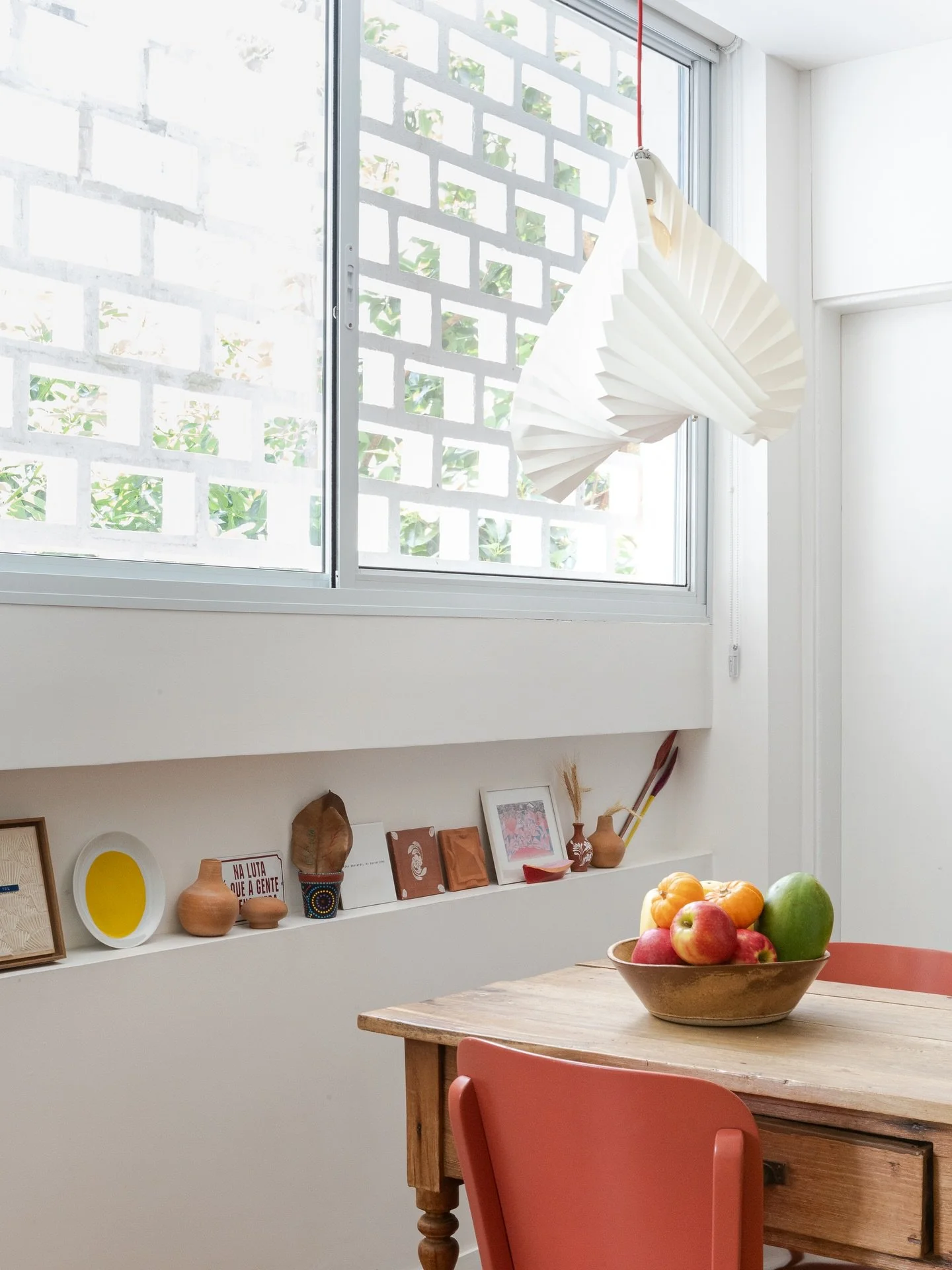 Cores, luz e detalhes que contam minha hist&oacute;ria. Na reforma do meu apartamento, mantive a mesa de madeira e as cadeiras da minha av&oacute;, que junto aos objetos afetivos d&atilde;o vida ao espa&ccedil;o.

📷 @flavioteperman

#arquitetura #ar