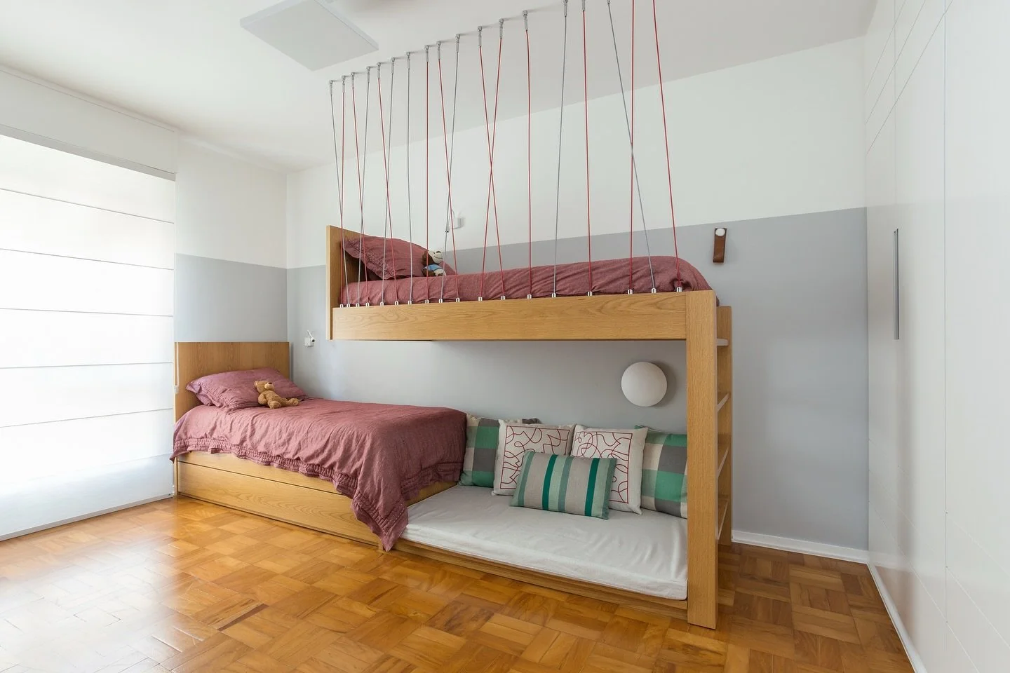No quarto infantil, a marcenaria sob medida garante praticidade e aproveitamento do espa&ccedil;o. A cama suspensa com cordas coloridas traz leveza e divers&atilde;o ao ambiente, sem perder o aconchego.

Projeto em co-autoria com t3estudio
📷 @mauram