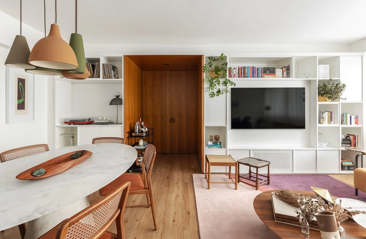 O Apto Aymar&aacute; passou por uma reforma para refletir o estilo de vida dos moradores. Os espa&ccedil;os integrados, a estante branca e a marcenaria em madeira criam um ambiente funcional e convidativo.

📷 mauramello.fotografia

#arquitetasp #arq