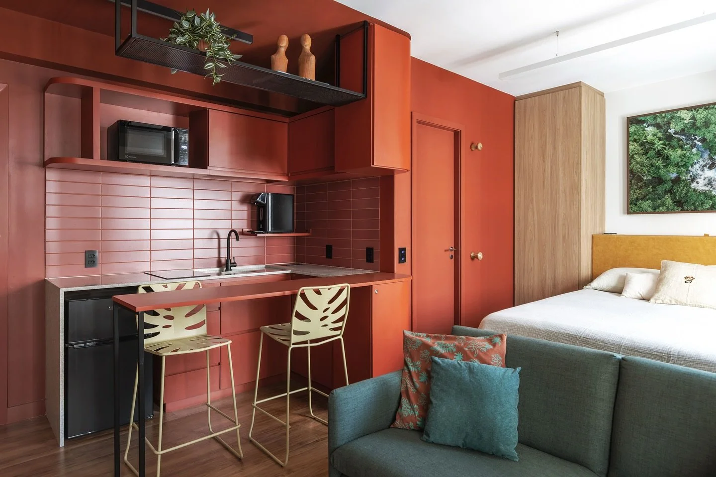 Um lar em 25m&sup2;, acolhedor, vibrante e com a energia dos moradores.
Neste studio em S&atilde;o Paulo, a paleta quente e marcante conecta cada canto do espa&ccedil;o, trazendo continuidade sem abrir m&atilde;o do aconchego.

Eles s&atilde;o do Rio