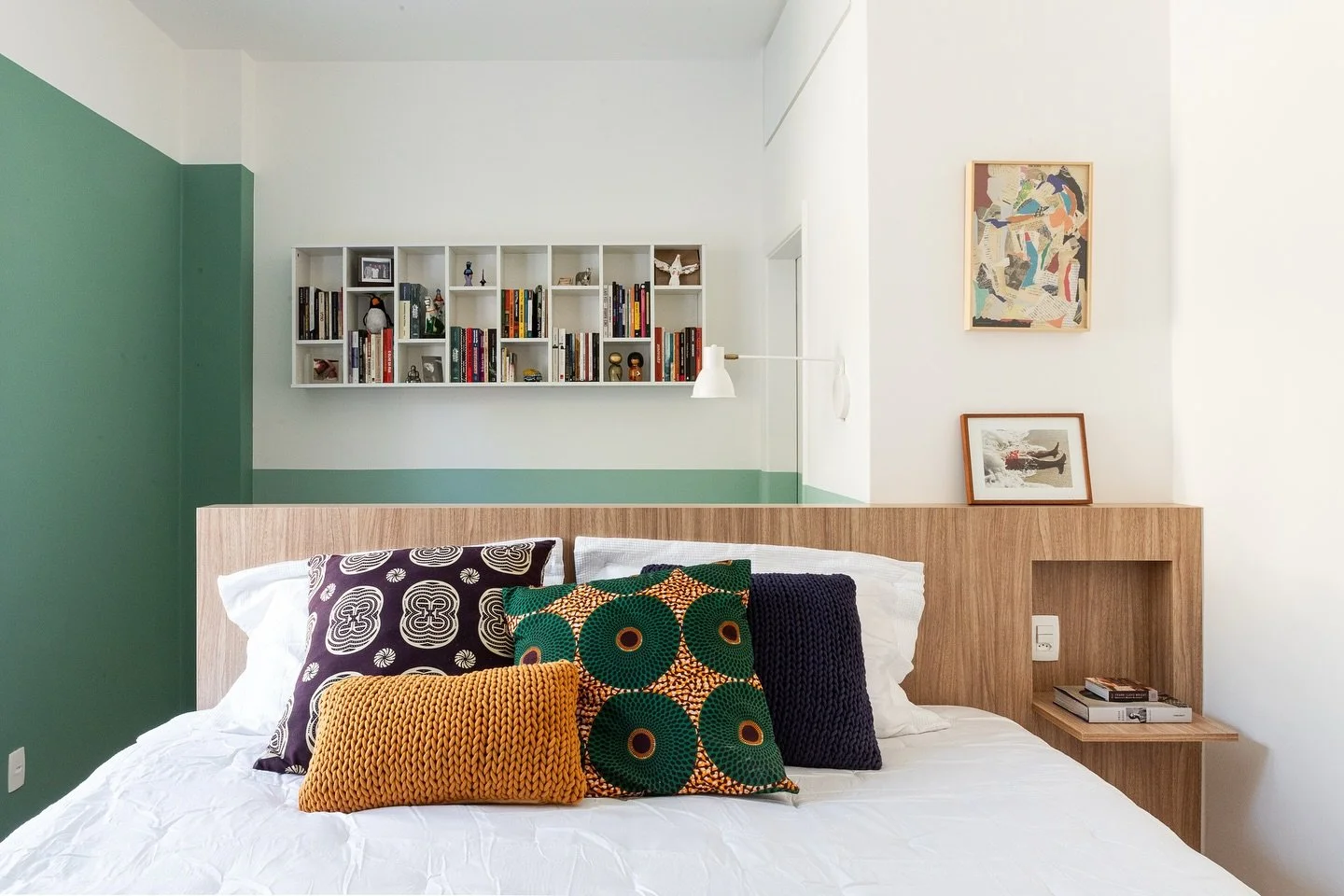 Neste quarto, a cabeceira se transforma em uma mesa de trabalho, criando duas fun&ccedil;&otilde;es em uma &uacute;nica pe&ccedil;a e sem pesar no espa&ccedil;o.

A marcenaria desenhada sob medida traz nichos para livros e arte e ilumina&ccedil;&atil