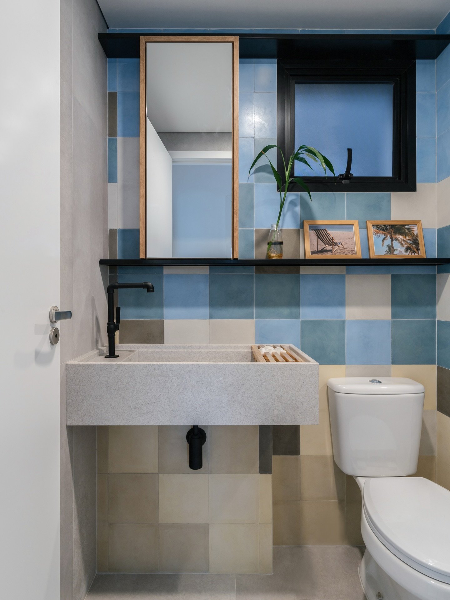 Azulejos lisos em diferentes tons de azul e bege criam um visual pixelado que remetem ao mar e a areia. Esse foi o pedido do cliente, trazer elementos da praia, como representa&ccedil;&atilde;o da sua cidade natal, o Rio de Janeiro.

Projeto em co-au