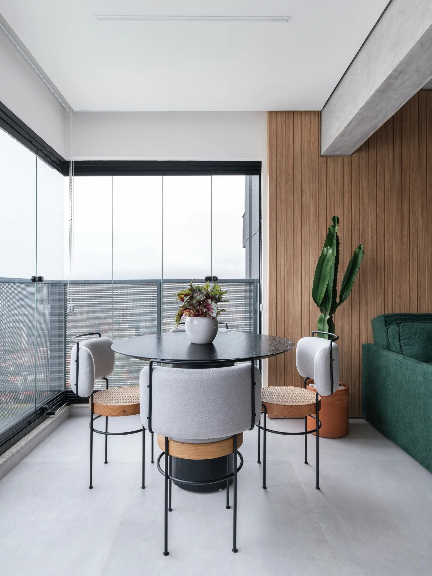 No Apto Alves Guimar&atilde;es, a varanda com a bancada pr&oacute;xima &agrave; sala ganhou personalidade com materiais marcantes, cores acolhedoras e integra&ccedil;&atilde;o total com a vista da cidade.
Um ambiente pensado para receber bem e aprove