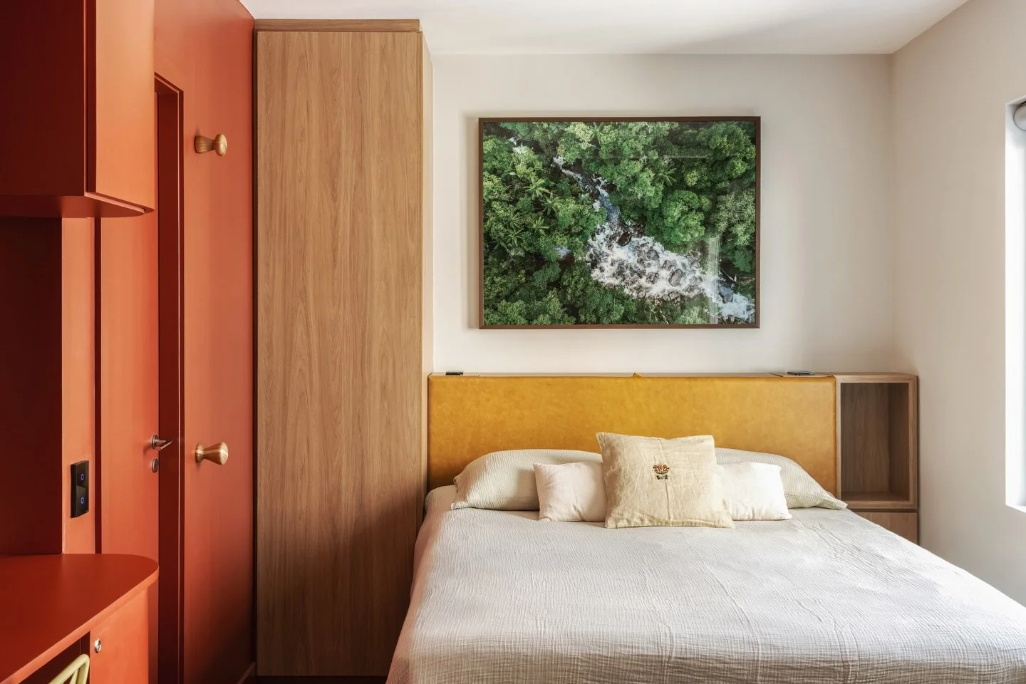 Come&ccedil;ar o ano com espa&ccedil;os que acolhem.

Neste est&uacute;dio de 25m&sup2;, cada escolha foi pensada para transformar metragem em conforto e fazer do cotidiano um lugar de pausa. A paleta quente, os materiais naturais e a luz criam uma a