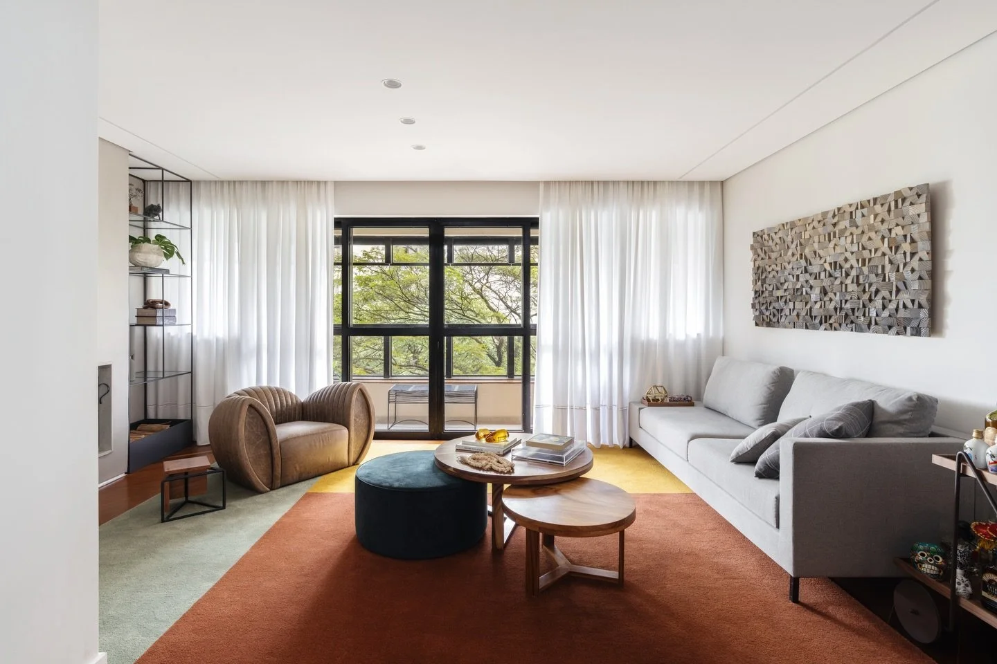 Sala de estar organizada a partir da circula&ccedil;&atilde;o, da entrada de luz e do equil&iacute;brio entre volumes.

O layout valoriza a vista, garante conforto no uso di&aacute;rio e permite diferentes formas de ocupa&ccedil;&atilde;o sem sobreca