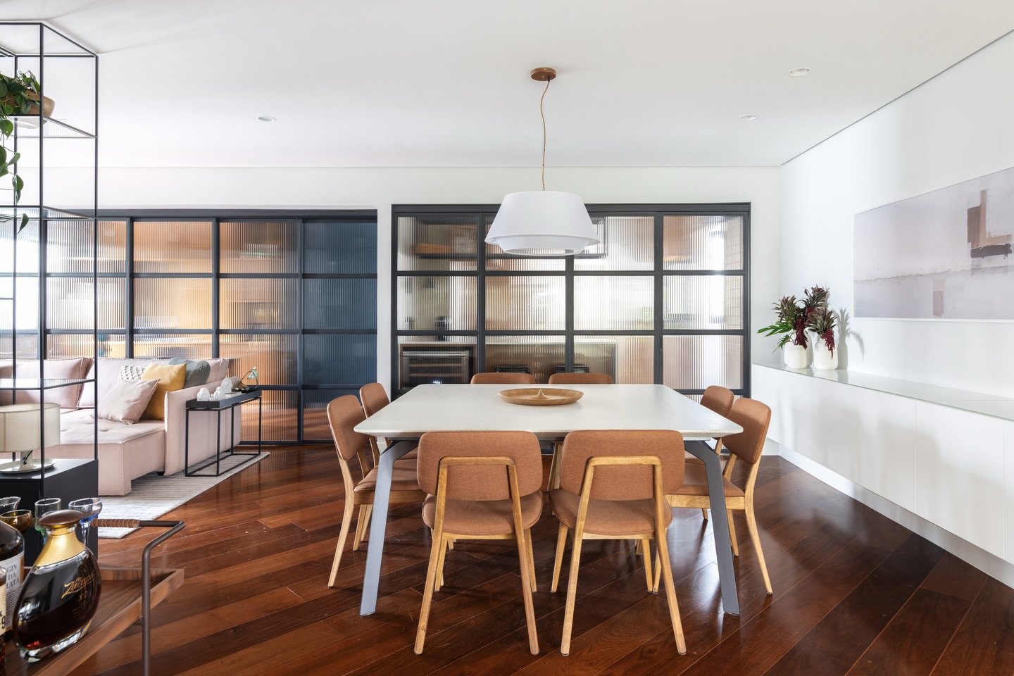 Ambientes integrados que se conectam sem perder identidade.

A divis&atilde;o entre estar e jantar acontece de forma sutil, por meio do layout, dos materiais e da transpar&ecirc;ncia, garantindo fluidez, conforto e leitura clara de cada uso.

Um proj