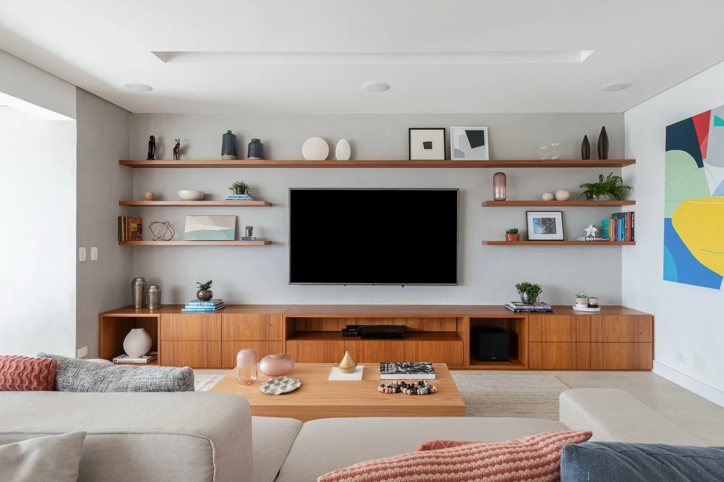 Sala pensada para o uso real do dia a dia.
Marcenaria desenhada sob medida, paleta neutra e elementos pontuais de cor criam um espa&ccedil;o equilibrado, funcional e acolhedor. Um ambiente que organiza, recebe e acompanha a rotina sem excessos.

Proj