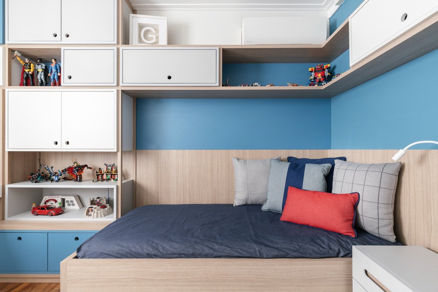 Cada coisa no seu lugar, sem perder a liberdade.
Cama, estudo e armazenamento se integram em um layout simples, funcional e f&aacute;cil de adaptar com o tempo.

📷 @mauramello.fotografia 
#arquitetura #interiores #quartoinfantil #arqteestudio