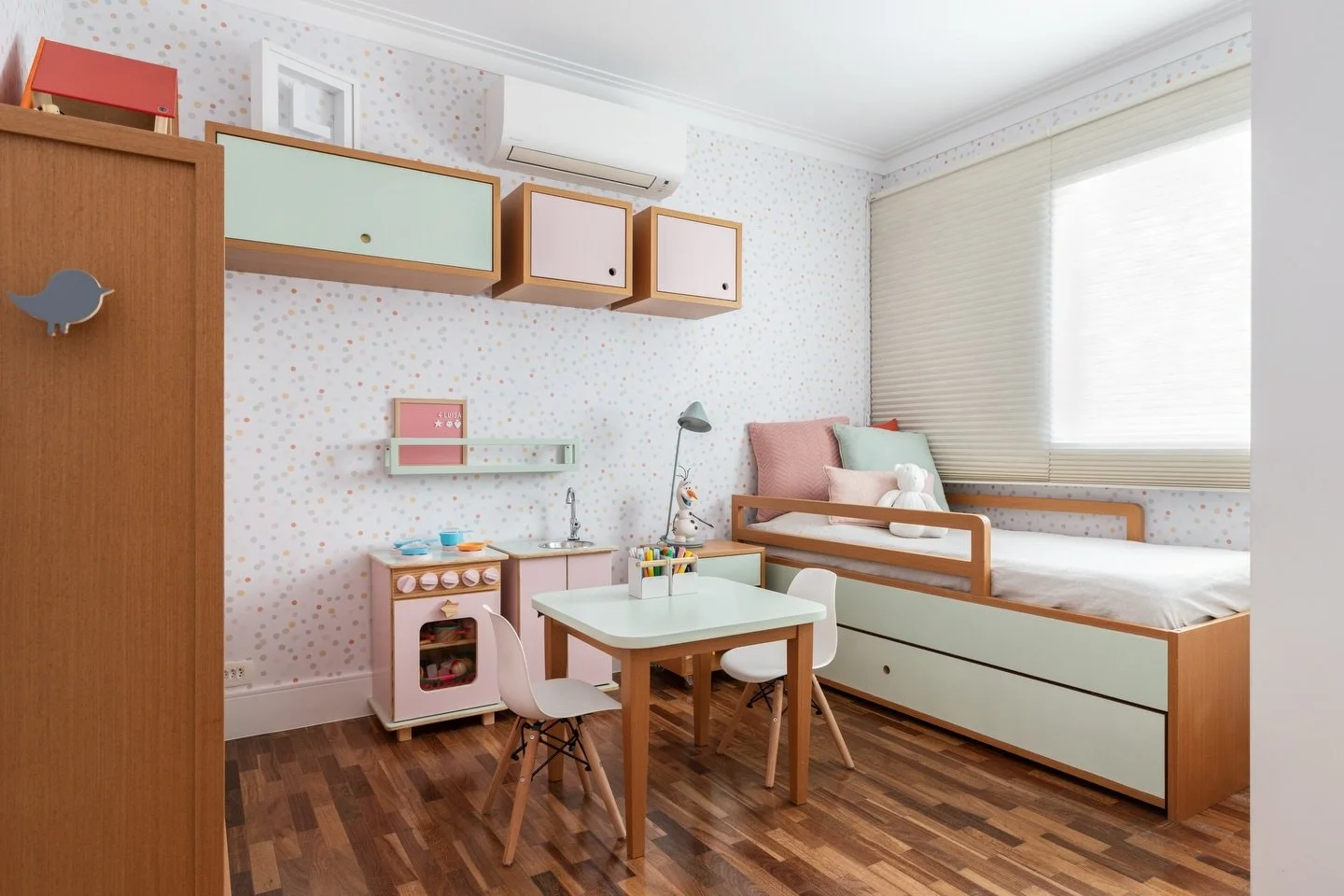 Projetar o mesmo apartamento n&atilde;o significa repetir solu&ccedil;&otilde;es. Cada ambiente pede um ritmo, uma paleta e uma forma de uso. Nesse quarto, tudo foi desenhado a partir do universo da crian&ccedil;a.
 📷 @mauramello.fotografia
#arquite