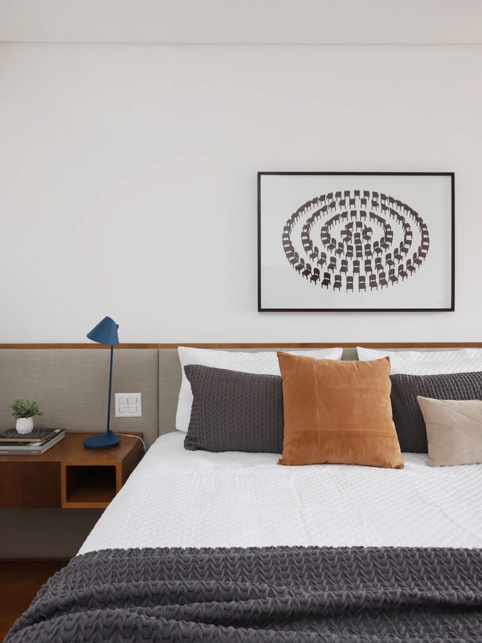 Um quarto que desacelera.
Poucos elementos, luz suave e tudo no lugar certo.

Projeto em co-autoria com t3 est&uacute;dio.
📸 @marianaorsifotografia

#interiores #quartocasal #arqteestudio
