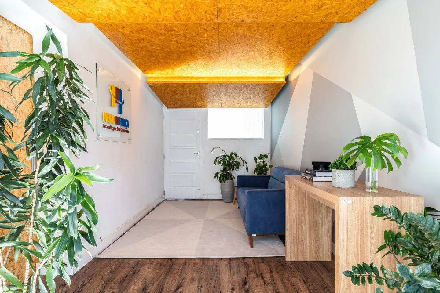 Projeto corporativo na Lapa para uma empresa do setor de obras, onde a proposta foi trabalhar com elementos simples, alinhados ao universo da pr&oacute;pria atividade.

Materiais como OSB e compensado, junto ao uso estrat&eacute;gico das cores, ajuda