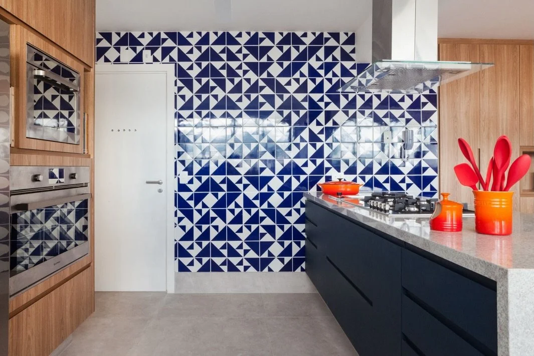 Na cozinha deste apartamento, o ponto de partida foi o contraste.

O azul dos azulejos desenha o espa&ccedil;o e traz identidade, enquanto a base neutra e a marcenaria equilibram a composi&ccedil;&atilde;o.

A ilha central organiza o uso e conecta os