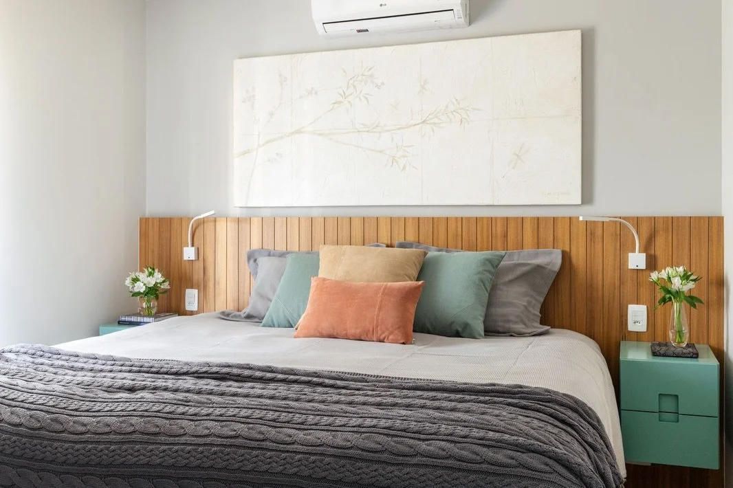 Um quarto pensado para desacelerar.

A base neutra ganha aconchego com a madeira e as texturas, enquanto os tons suaves trazem leveza para o dia a dia. 

Um espa&ccedil;o simples, mas cheio de cuidado nos detalhes.

Projeto em co-autoria com t3 est&u