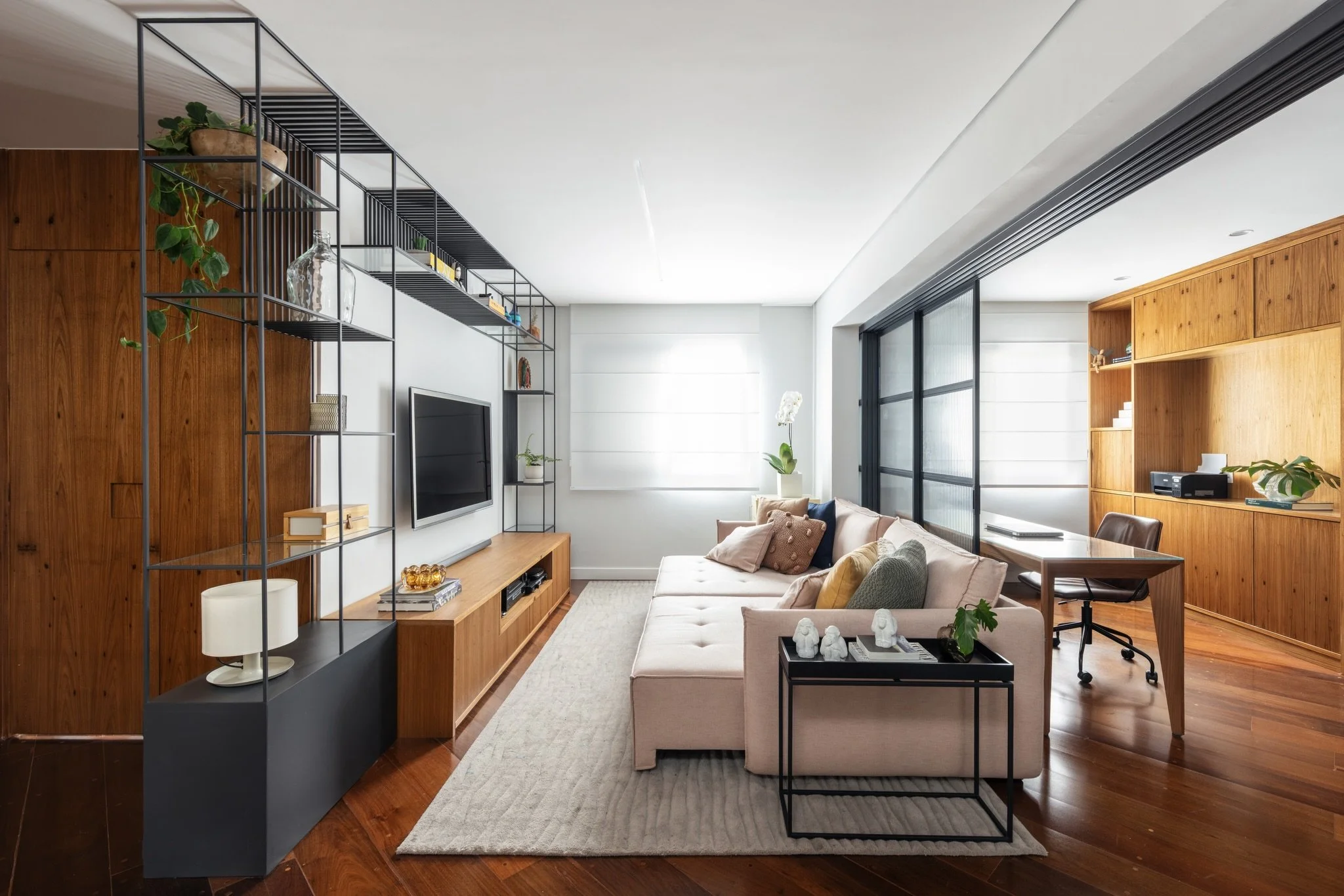 O trabalho ganhou um novo lugar dentro de casa.
Integrado &agrave; &aacute;rea social, o home office foi pensado para ser funcional sem pesar no ambiente, com marcenaria que organiza e ao mesmo tempo comp&otilde;e o espa&ccedil;o. Tudo flui junto, se