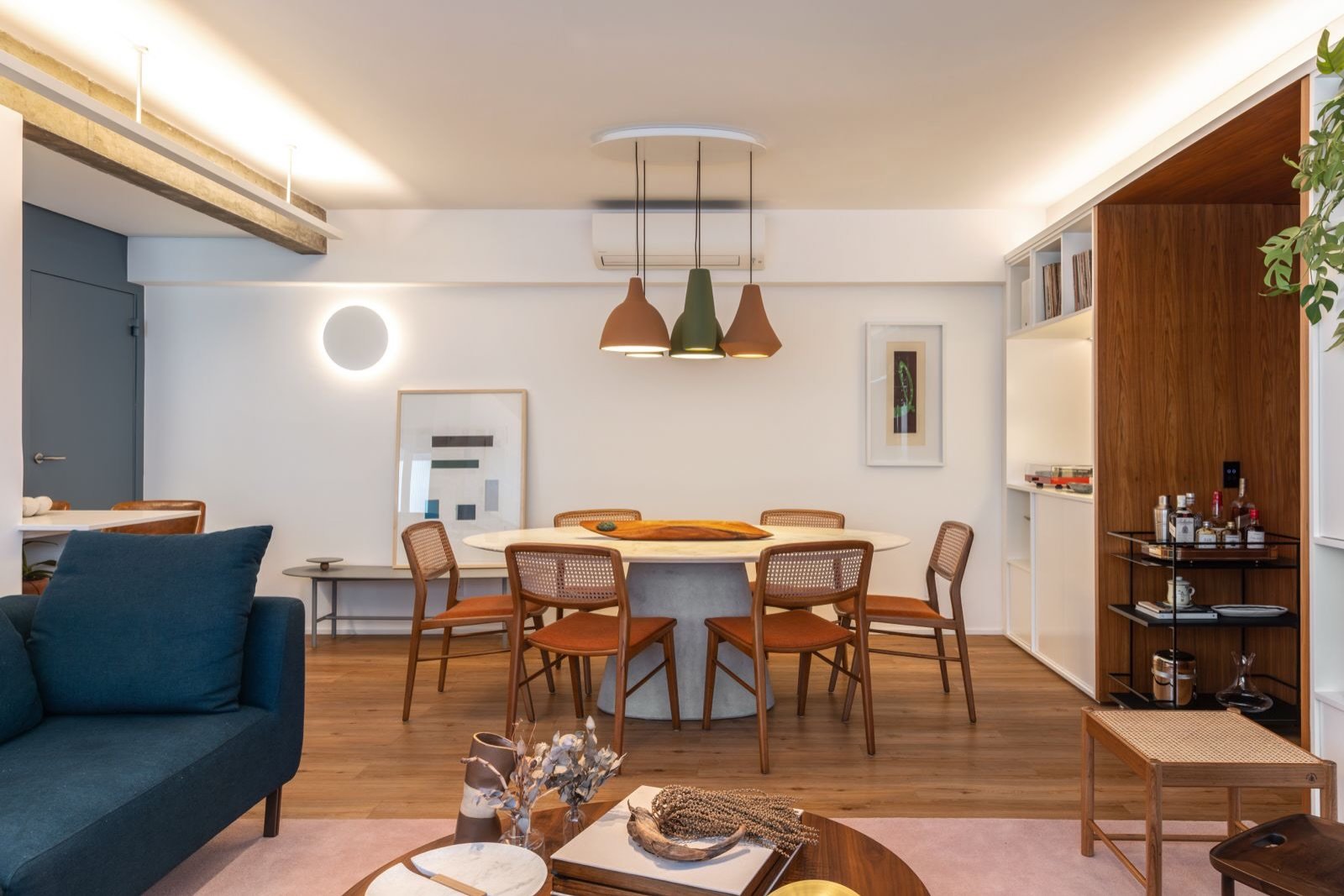 A forma como a luz se espalha pelo ambiente transforma a experi&ecirc;ncia ao longo do dia. A mesa redonda aproxima, a madeira aquece e a composi&ccedil;&atilde;o cria um ritmo tranquilo para viver e receber.

📷 @mauramello.fotografia

#arquiteturad