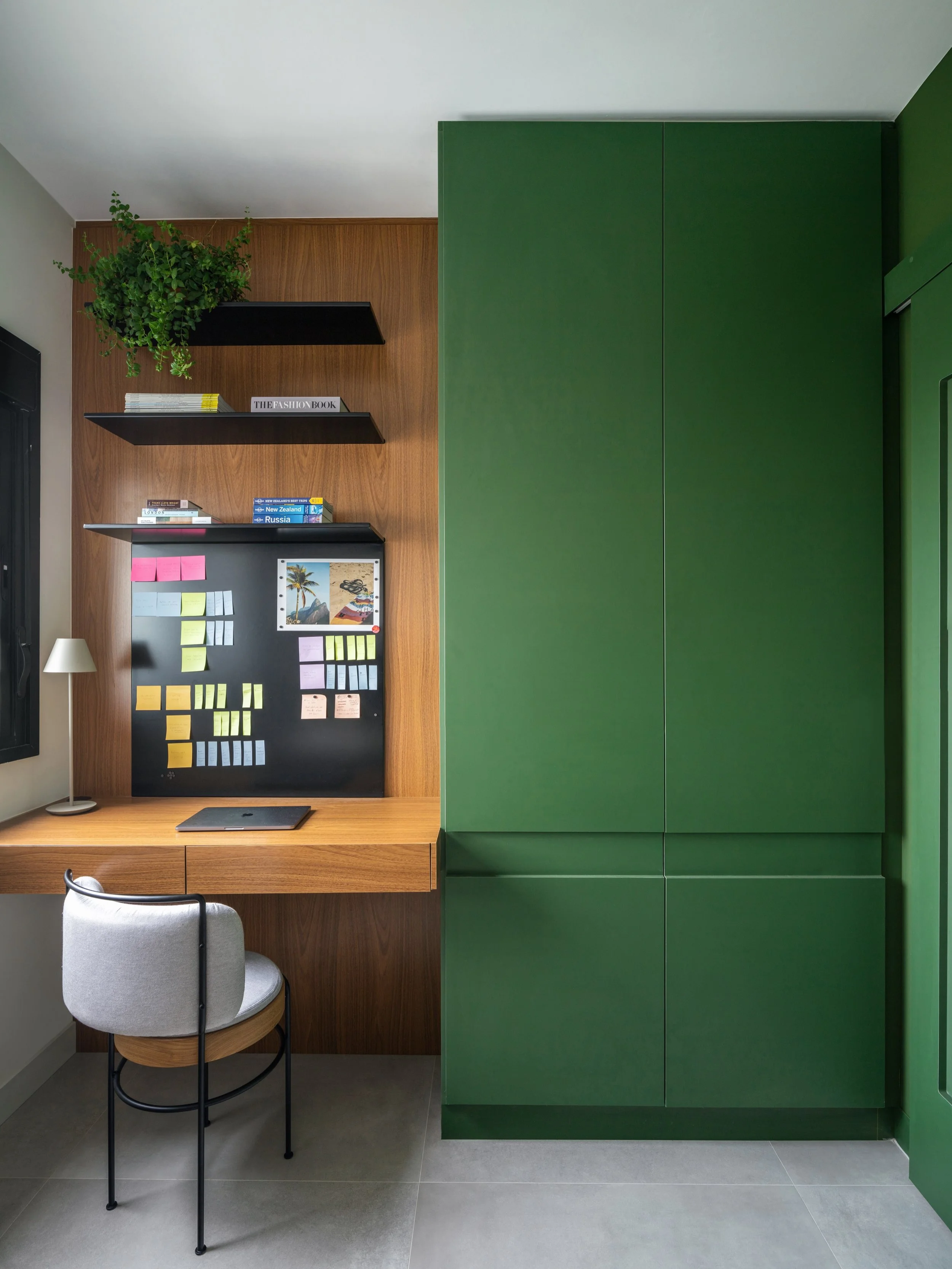 Neste home office, a paleta mais s&oacute;bria ganha profundidade com o verde, que envolve e traz uma sensa&ccedil;&atilde;o de acolhimento, quase como um respiro no meio da rotina. A marcenaria desenhada sob medida organiza, esconde e valoriza cada 