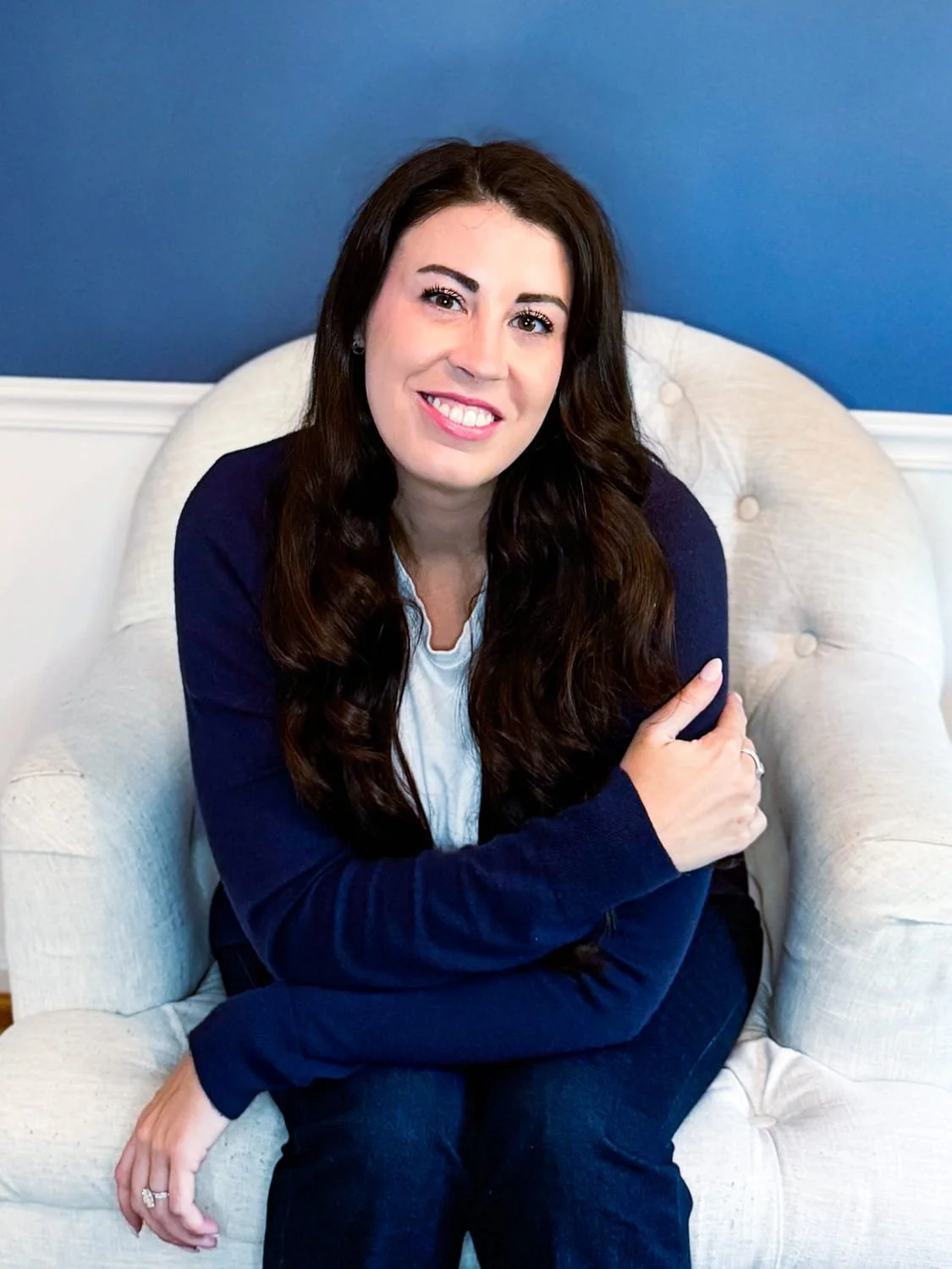 therapist smiling ready to help women with anxiety in virginia