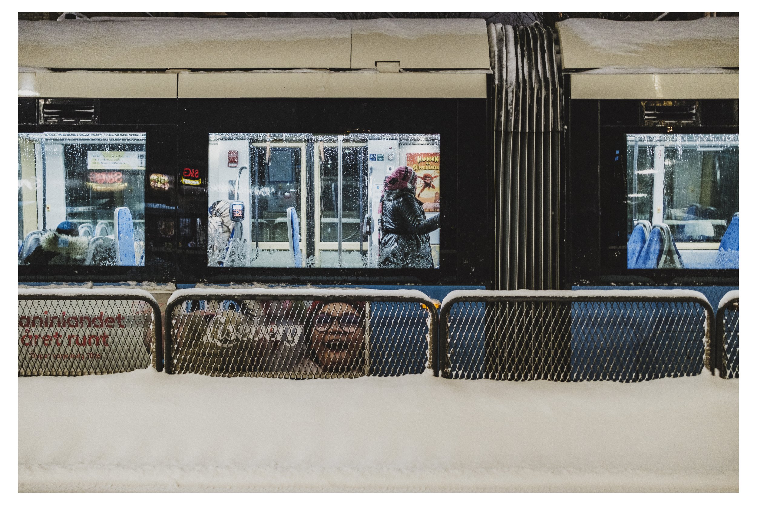 Dagen då göteborg stod stilla. Tidig morgon. Lunka sig fram i snön. Inställt. Inställt. Inställt. Tillbaka hem, öppna zoom för digital föreläsning. Sen långpromenad i spårvagnsspåren till jobbet. Kvällen avslutas under värmefilten, tittandes på storm