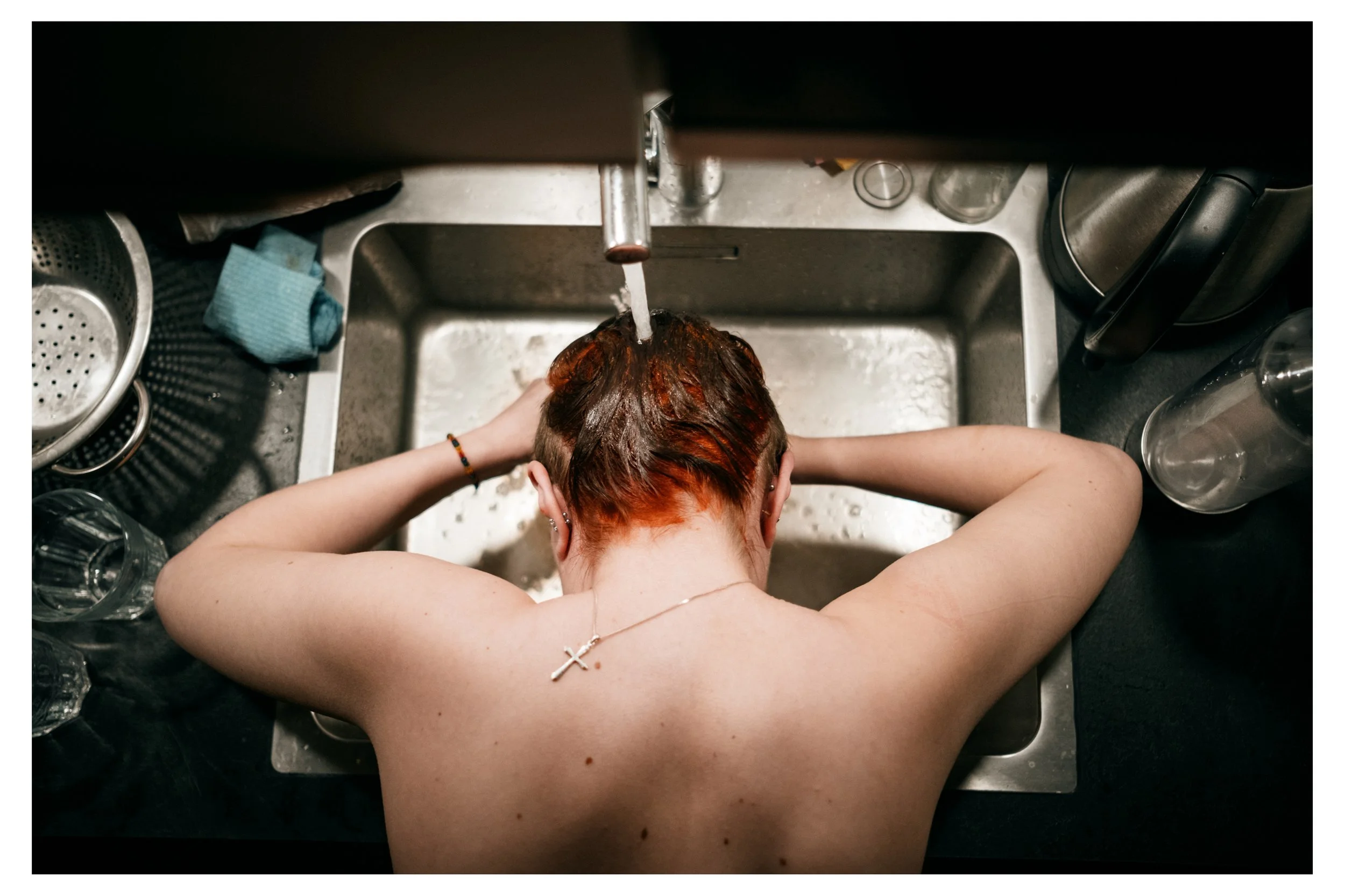 Hårfärg över hela badrummet. För att inte få badrummet att se ut ännu mer som en mordscen duschas färgen av i vasken.

10/01/2026