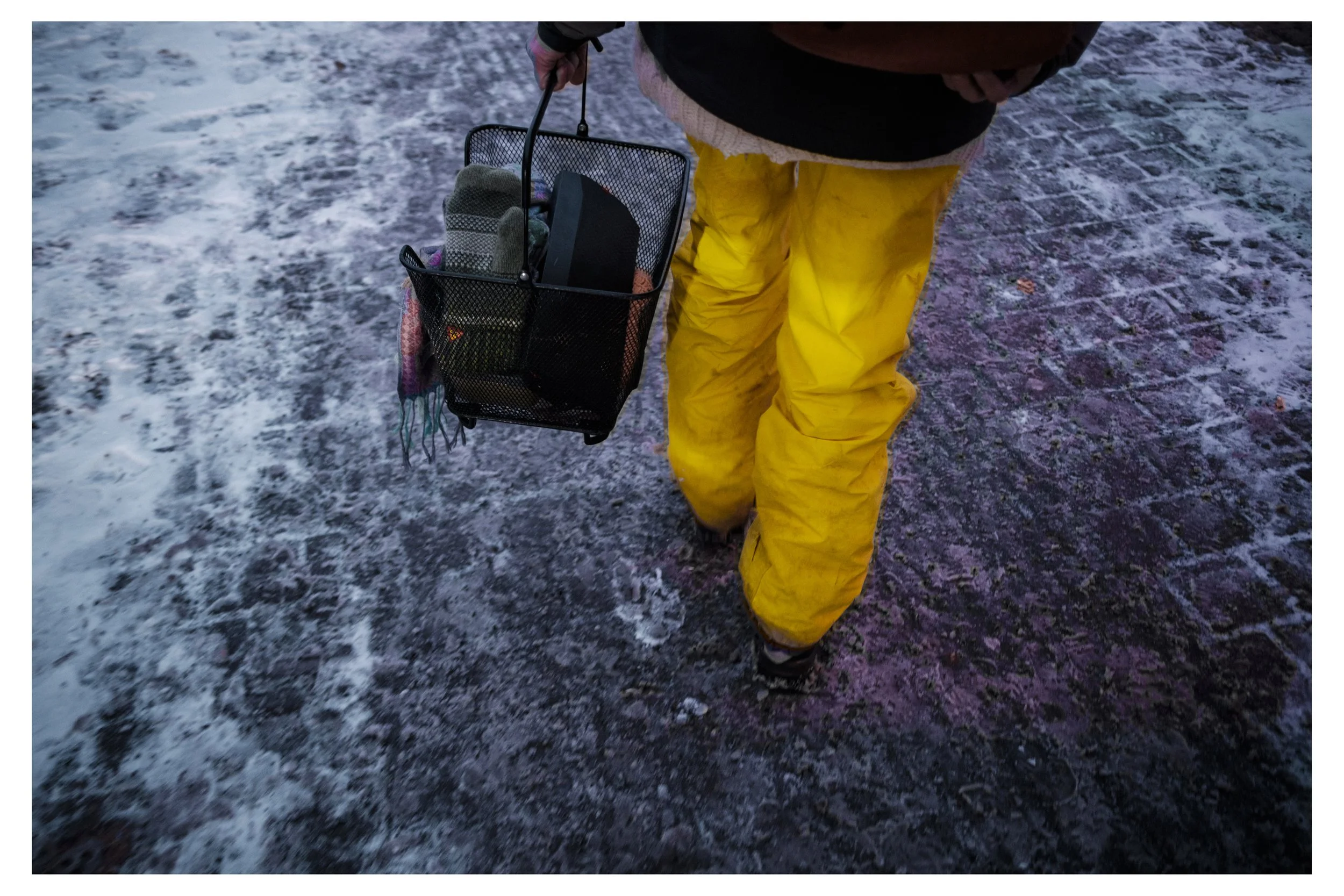 Har du sett den filmen? Trent står på lagret. Överöst av arbete som hade fått vem som helst att ge upp, men inte Trent. Trent tar fram sitt leende och helt plötsligt får alla tillräckligt med energi att orka med även de tyngsta dagarna på jobbet.

05