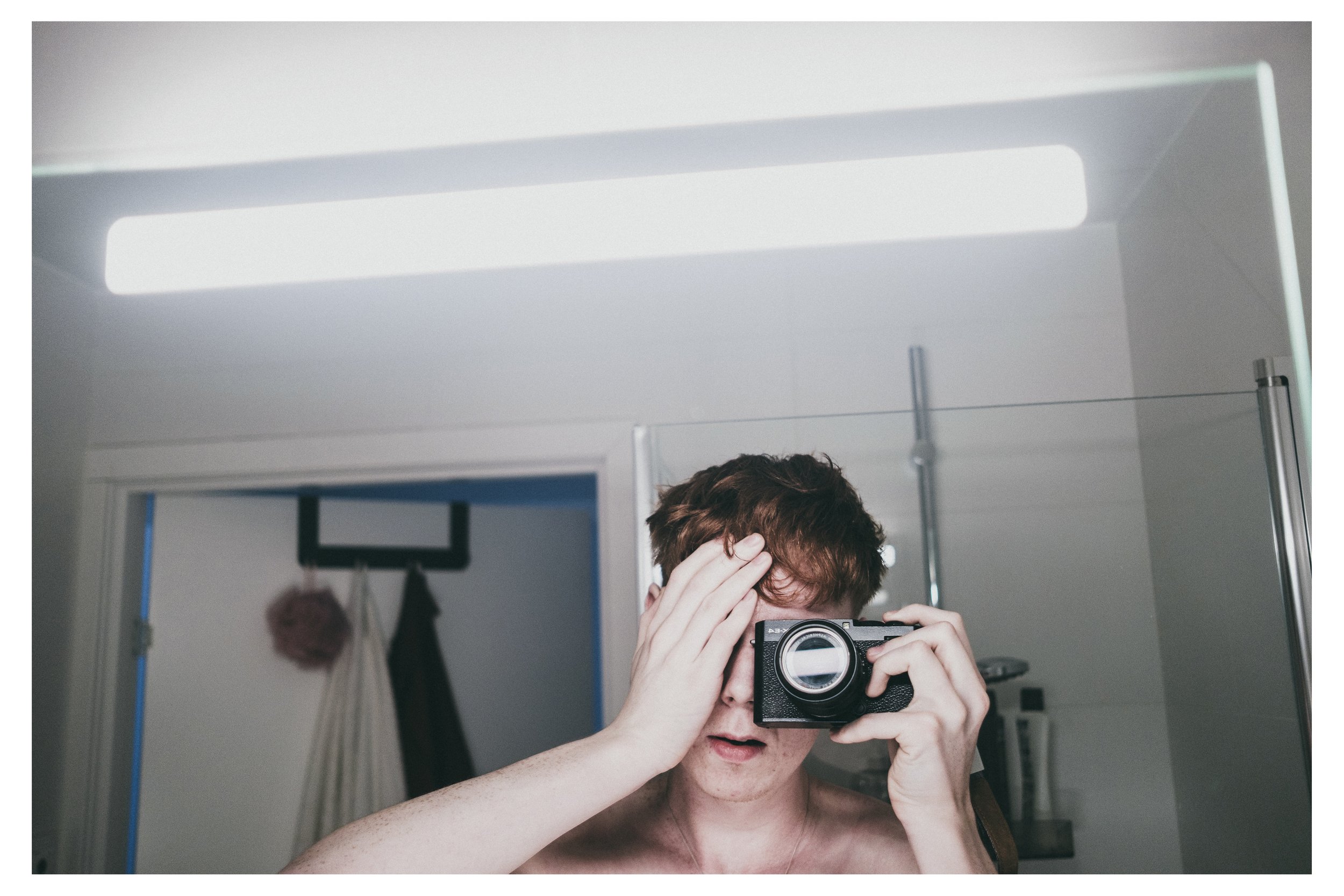 Klockan ringde inte idag. Det gjorde telefonen. Godmorgon. Jag kommer stämpla in lite sen. Tröttheten yrar lika vilt som snön där ute. 03/01/2026