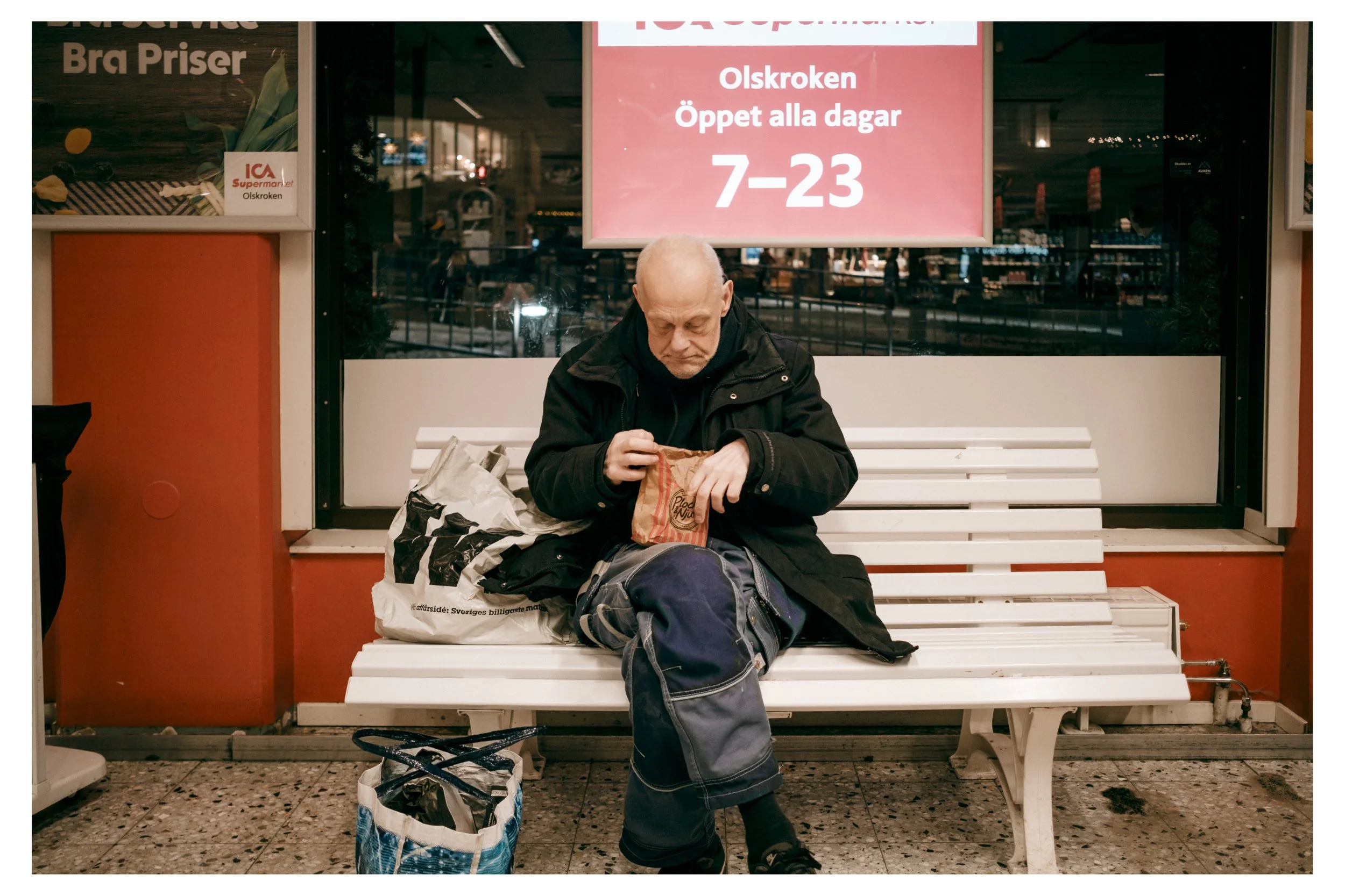 Ett år flyger förbi, sedan går det ett till, och ytterligare ett till. Plötsligt hamnade jag här. Tjugotvå år gammal, fast anställning, förstahandskontrakt och sambo. Allt det där man kallar vuxenlivet, men jag är väl inte vuxen? 

Det var bara ett ö