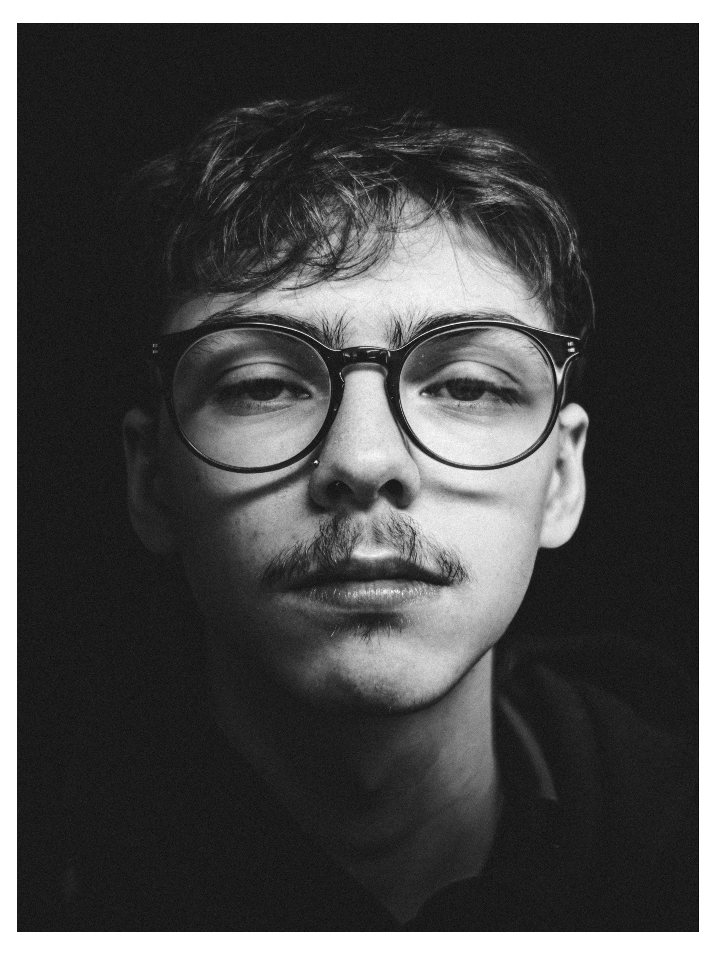 Wilmer har en trött blick. Först lite lunch och kanske en kaffe. Sen bär det av mot premiärvisning på filmfestivalen.

27/01/2026