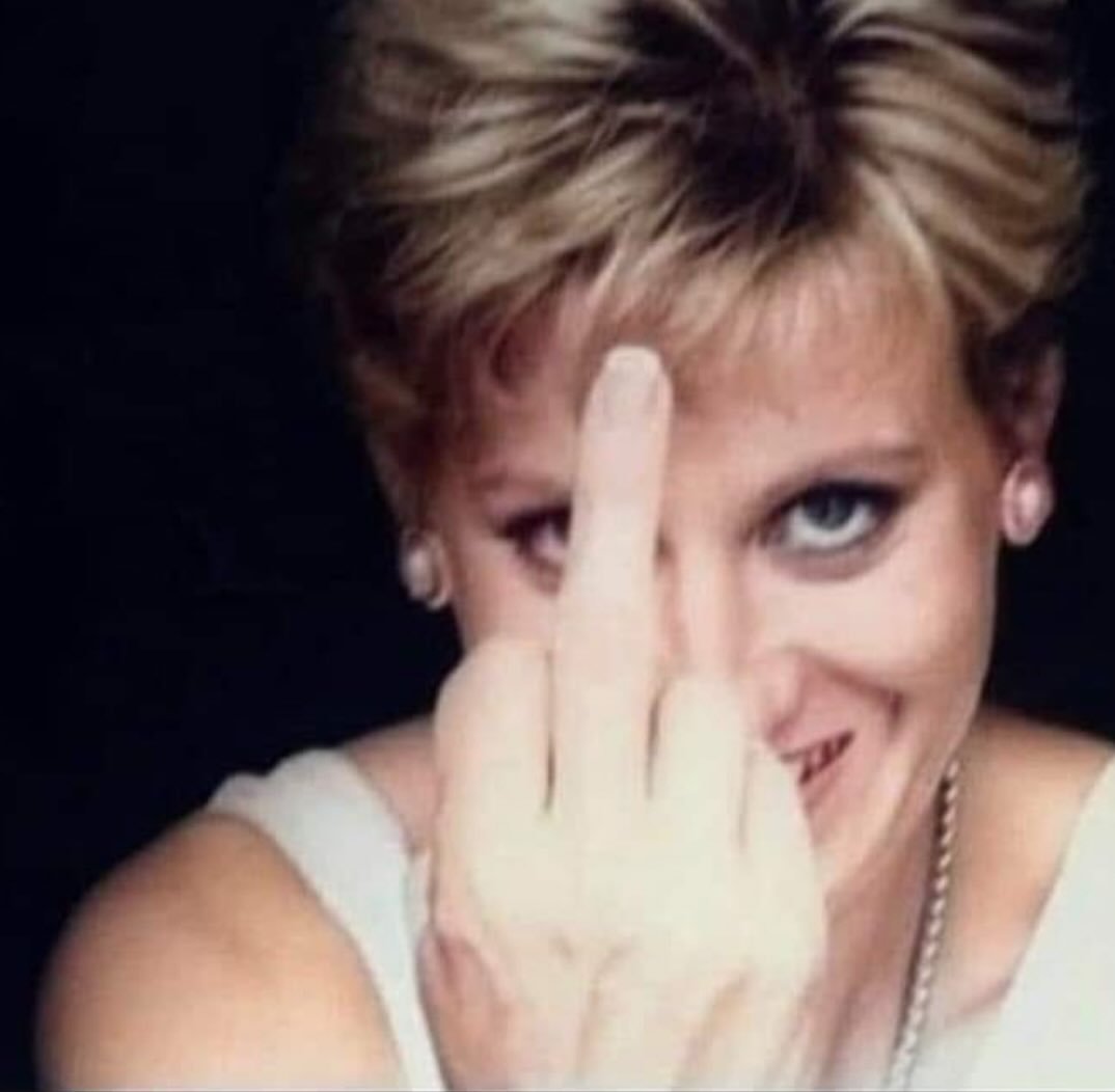 We know what pregnancy swelling is like, sometimes it gets so real the fire brigade has to cut your ring off at 38 weeks 😮&zwj;💨

One of our brides experienced exactly this with her wedding bands from us.
Months postpartum, once her fluid levels ha