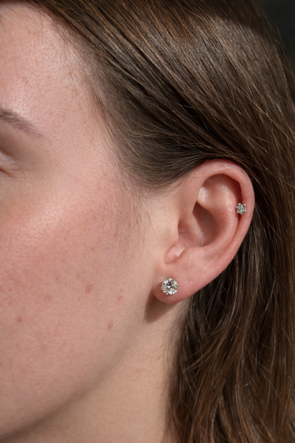 EDITED Earrings 2^2.03 18k W:G Round.png