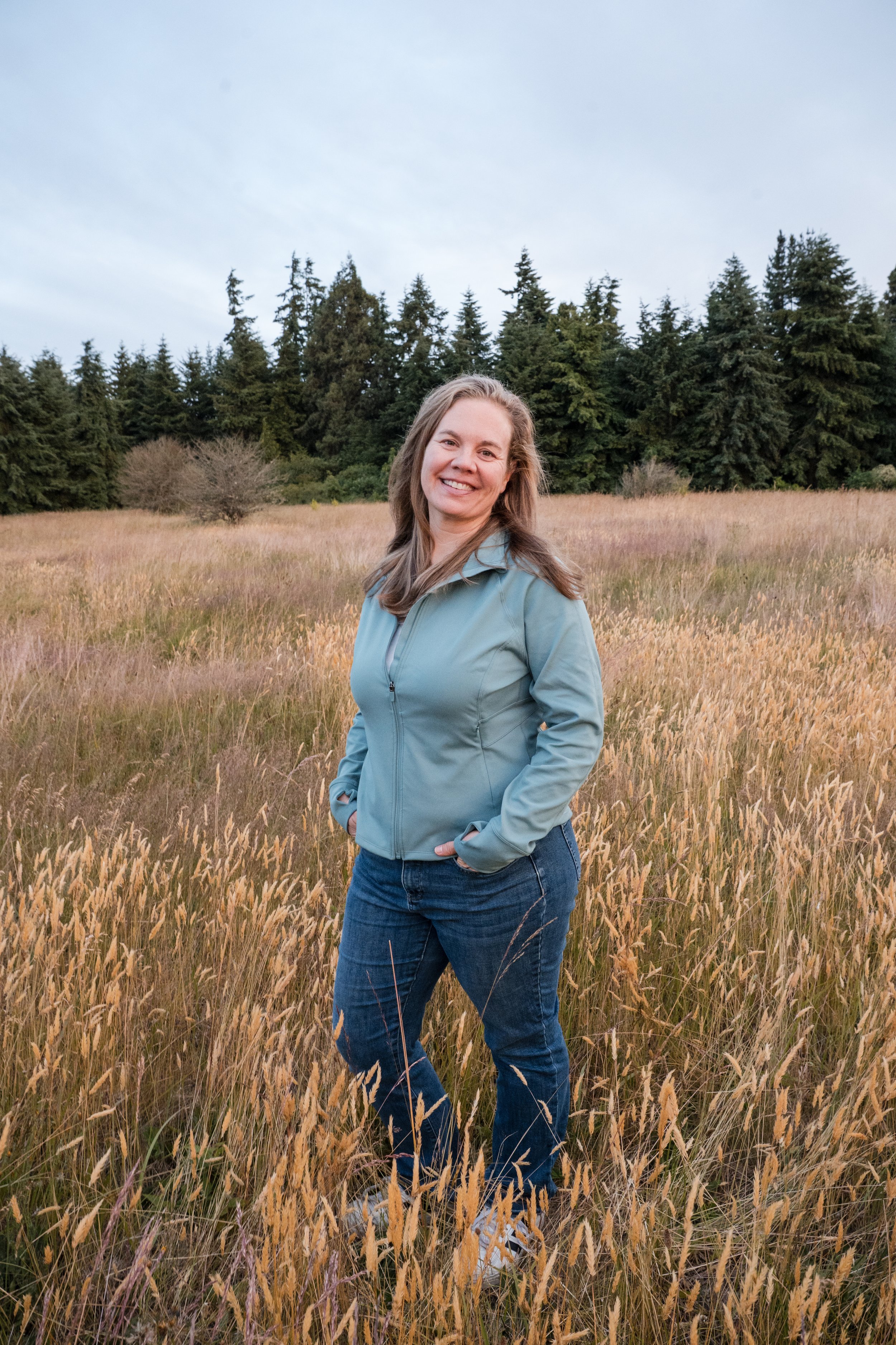 family-session-mom-in-meadow-seattle-portrait.jpg